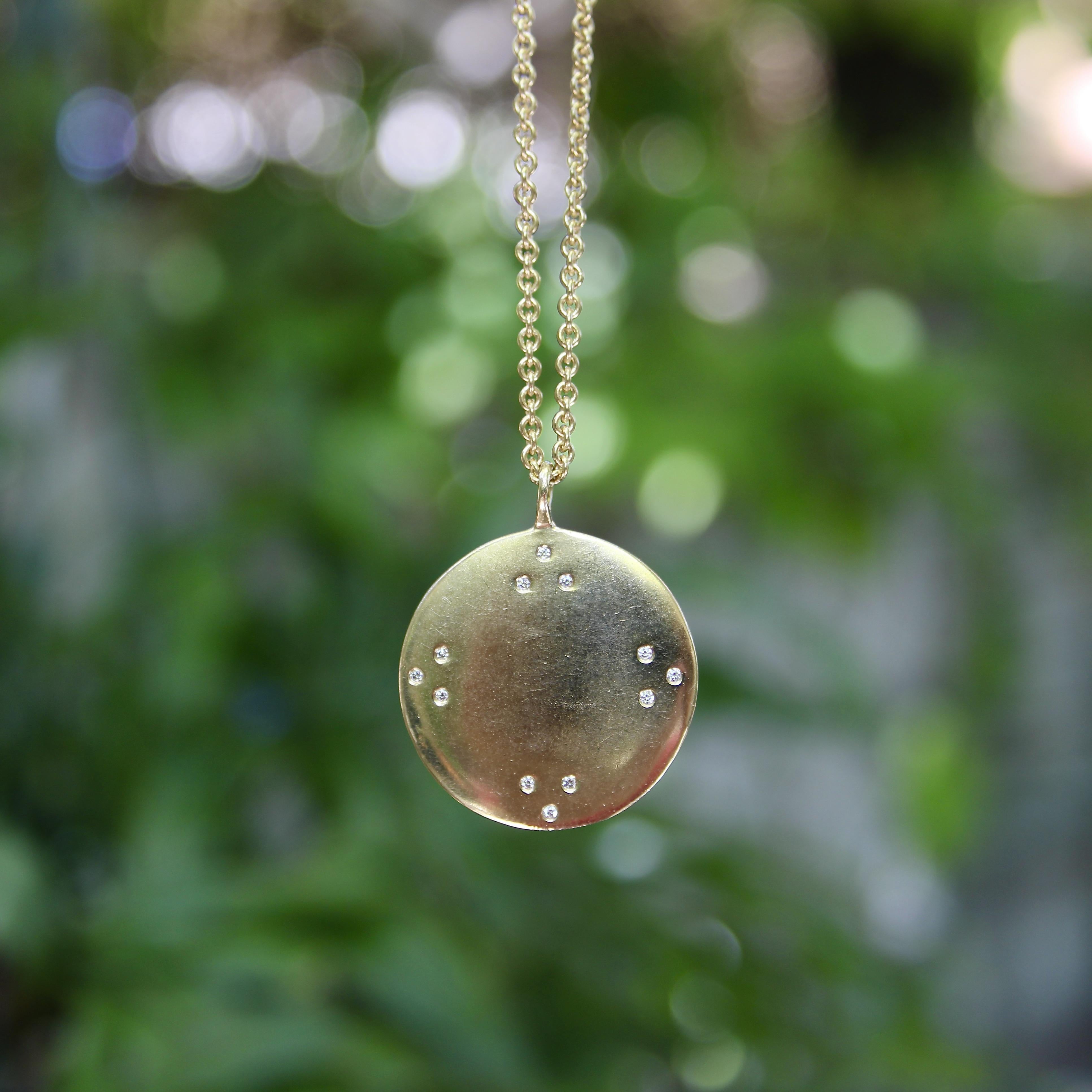 Pendentif miroir tibétain en or 18K avec diamant et chaîne par Me & Ro en vente 3