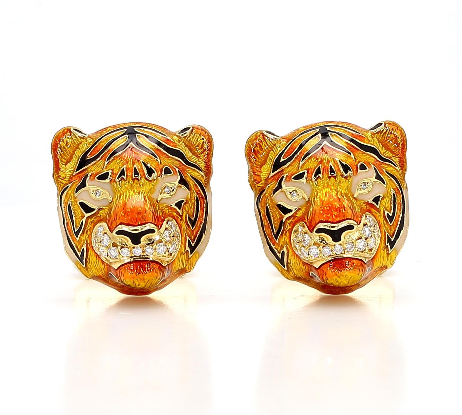Diese Manschettenknöpfe verkörpern Stärke und Raffinesse. Sie sind aus 18 Karat Gold gefertigt und mit einem auffälligen Tigerkopfmotiv versehen. Das verschlungene Design wird durch orangefarbene und schwarze Emaille zum Leben erweckt und erinnert