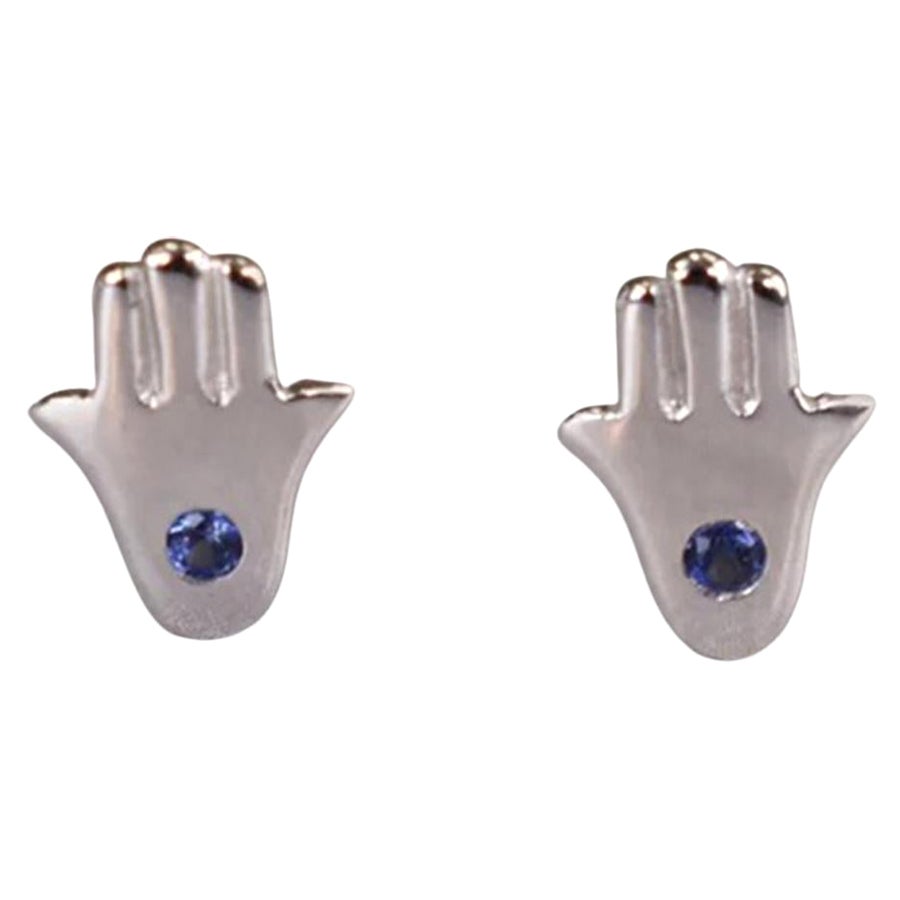Winzige Hamsa-Hand-Ohrringe aus 18 Karat Weißgold, Roségold und Gelbgold.
Diese zierlichen Ohrstecker sind aus massivem 18-karätigem Gold mit glänzendem, rund geschliffenem, natürlichem Saphir, der in unserem Studio von Meisterhand gefasst wurde.