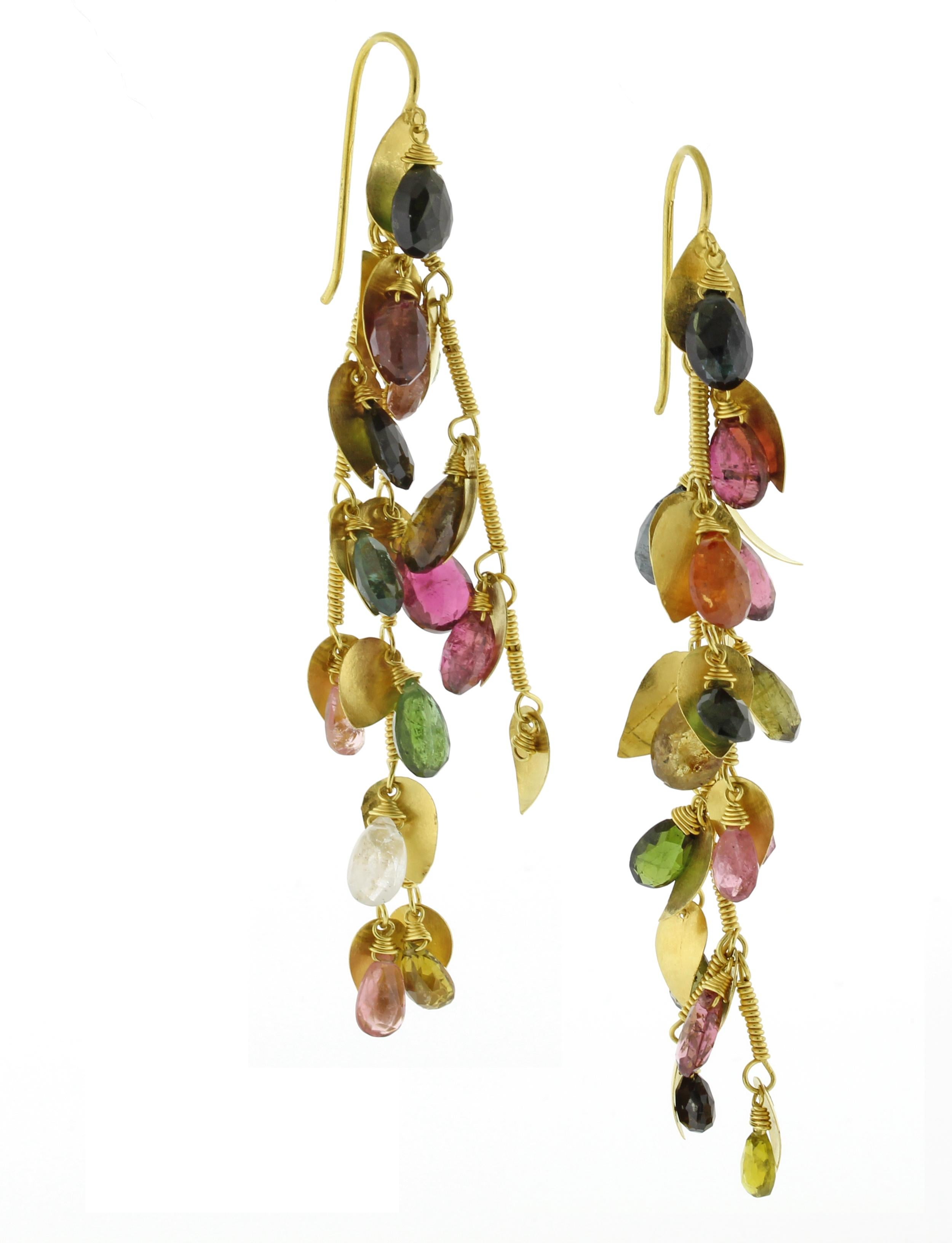 Faites une déclaration audacieuse mais élégante avec ces superbes boucles d'oreilles pendantes en or jaune 18 carats à plusieurs pierres précieuses. Fabriquée à la main avec soin et art, chaque boucle d'oreille présente une gracieuse cascade de