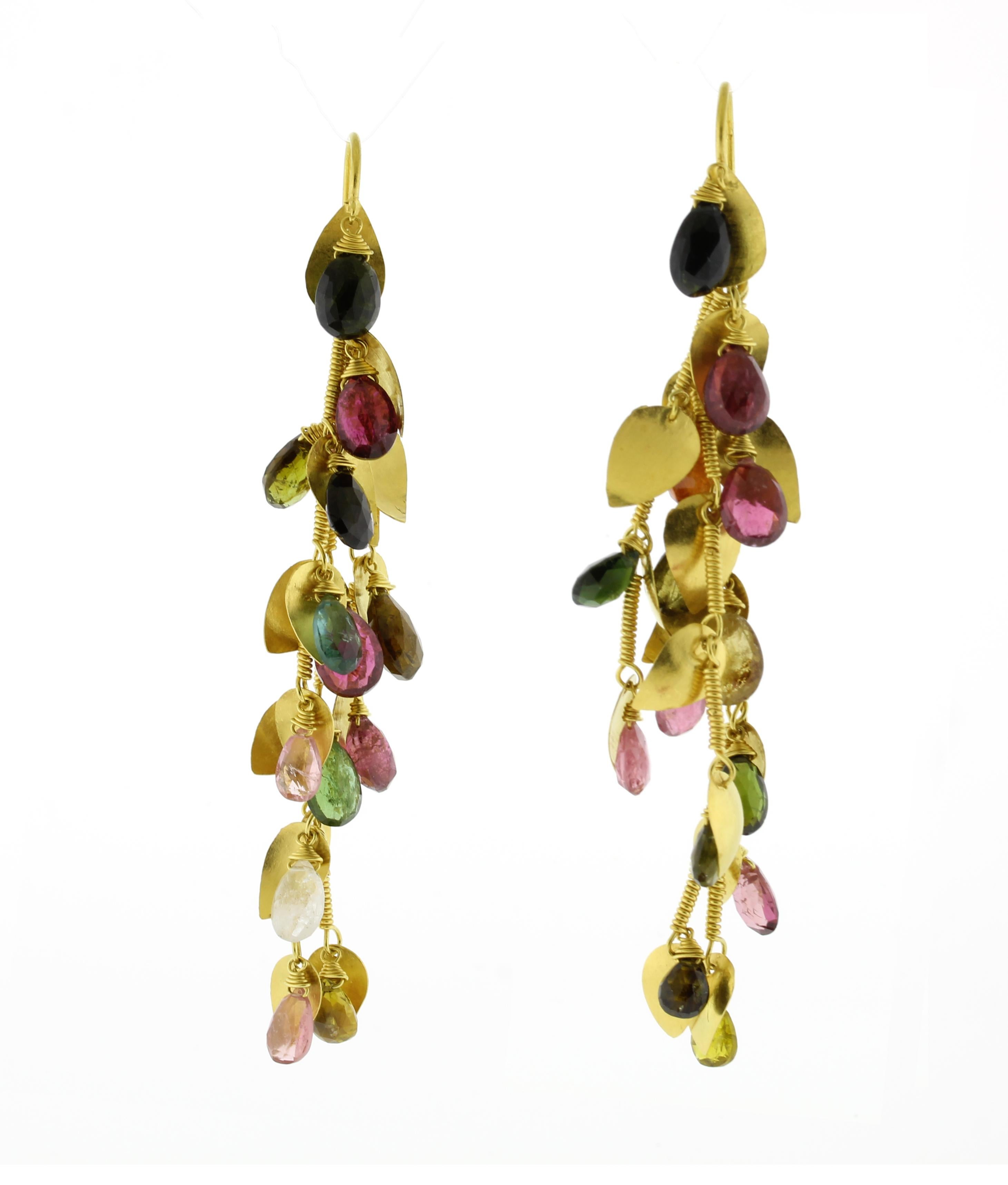 Pendants d'oreilles en or 18K avec tourmaline et charms en forme de feuilles Excellent état - En vente à Bethesda, MD