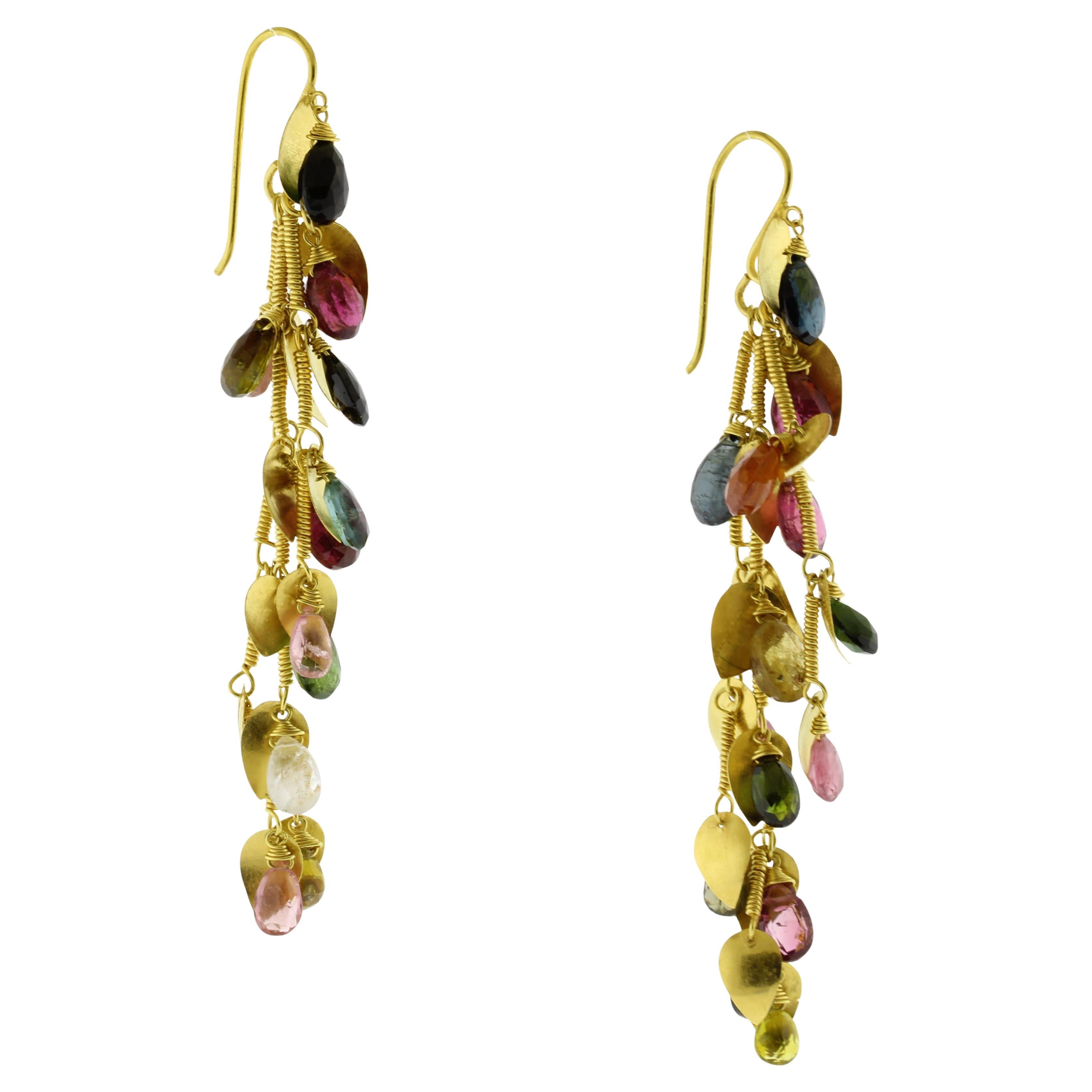Pendants d'oreilles en or 18K avec tourmaline et charms en forme de feuilles en vente