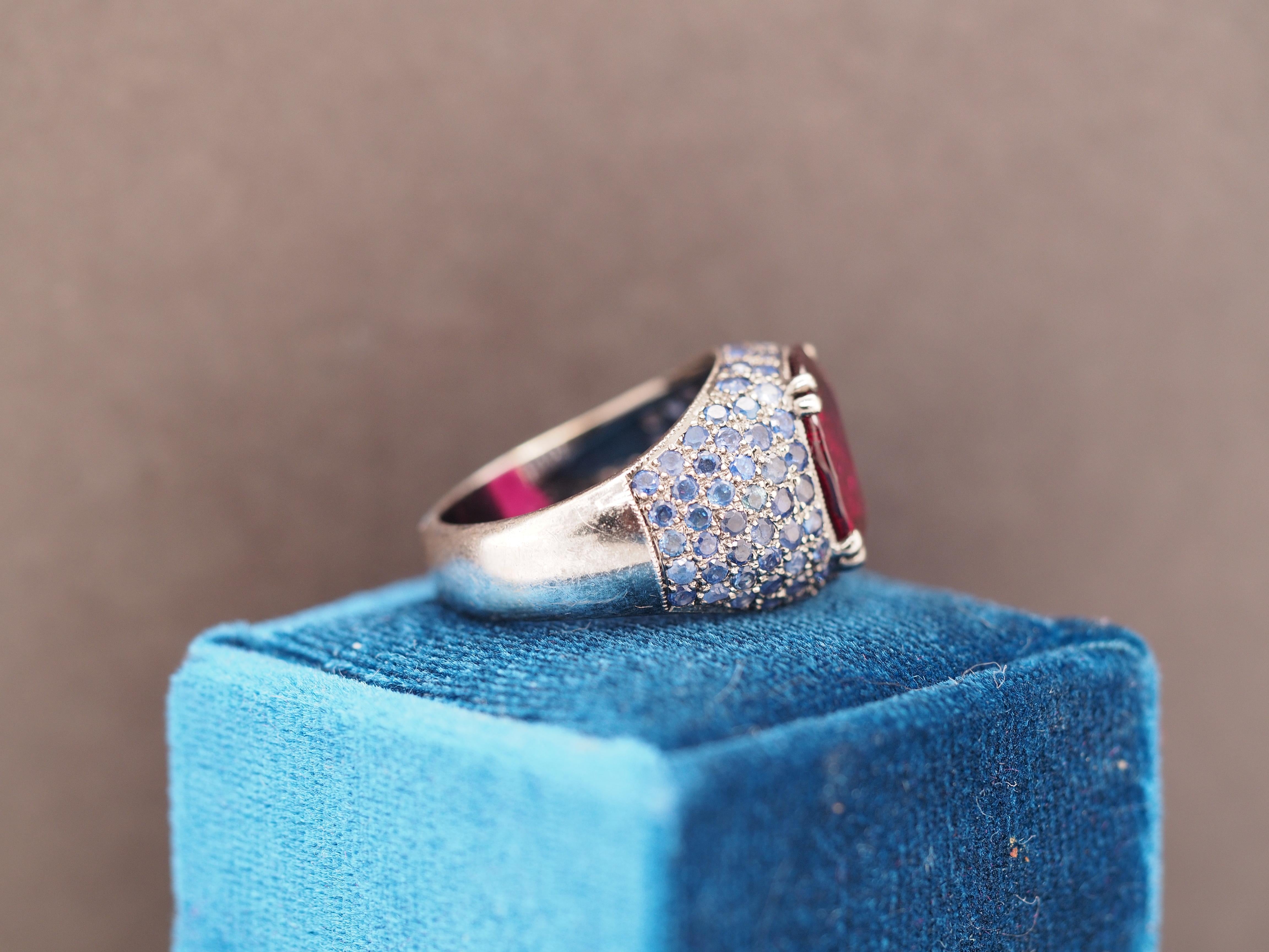Contemporain Bague en or 18 carats avec rapport GIA et pierres latérales en saphir en vente