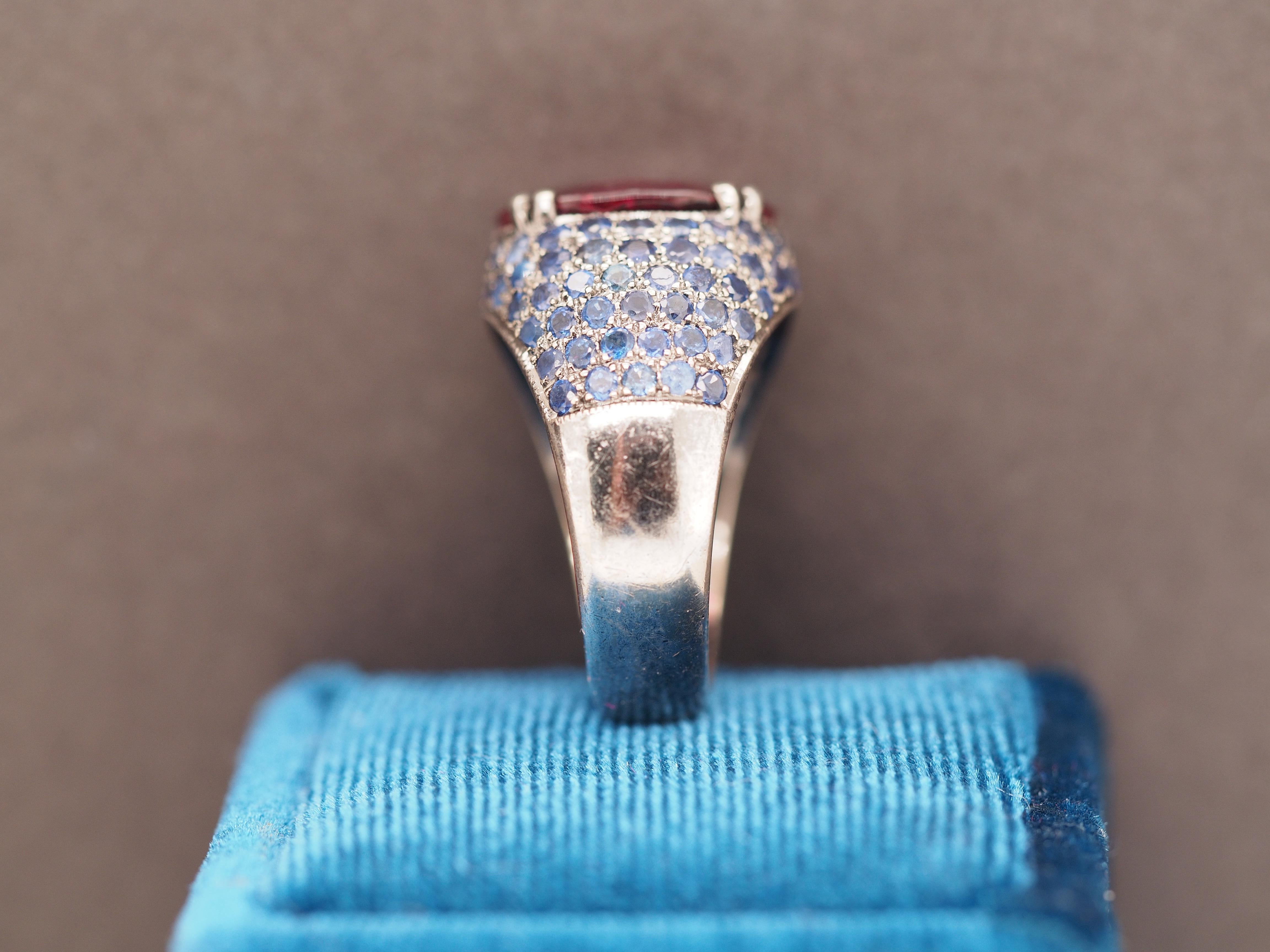 Bague en or 18 carats avec rapport GIA et pierres latérales en saphir en vente 1