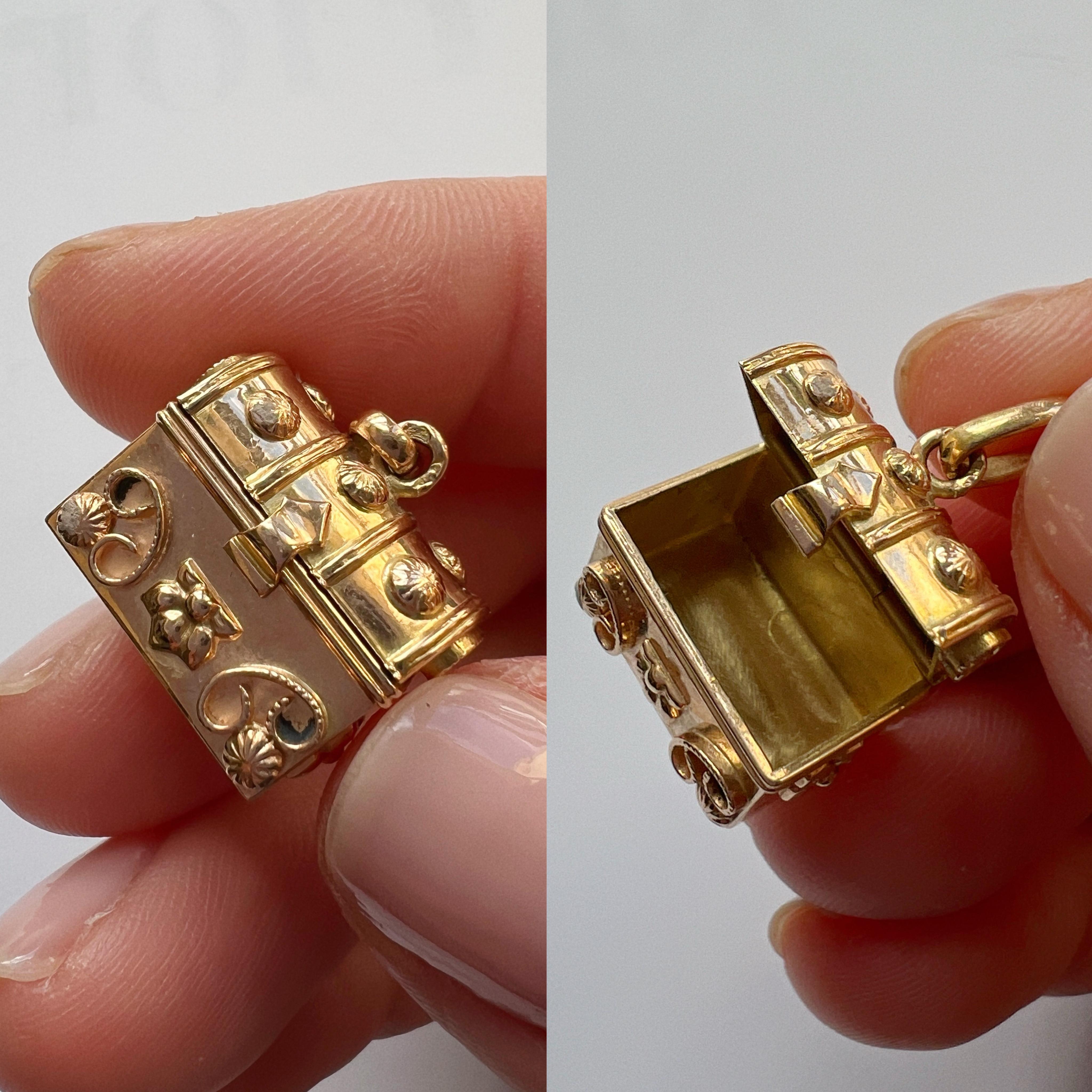 Transportez-vous dans l'ambiance romantique de la France du XIXe siècle avec ce très mignon pendentif en or 18 carats, orné d'une charmante boîte à trésors qui séduit par son allure délicate.

Ouvrez le petit couvercle et vous découvrirez un monde