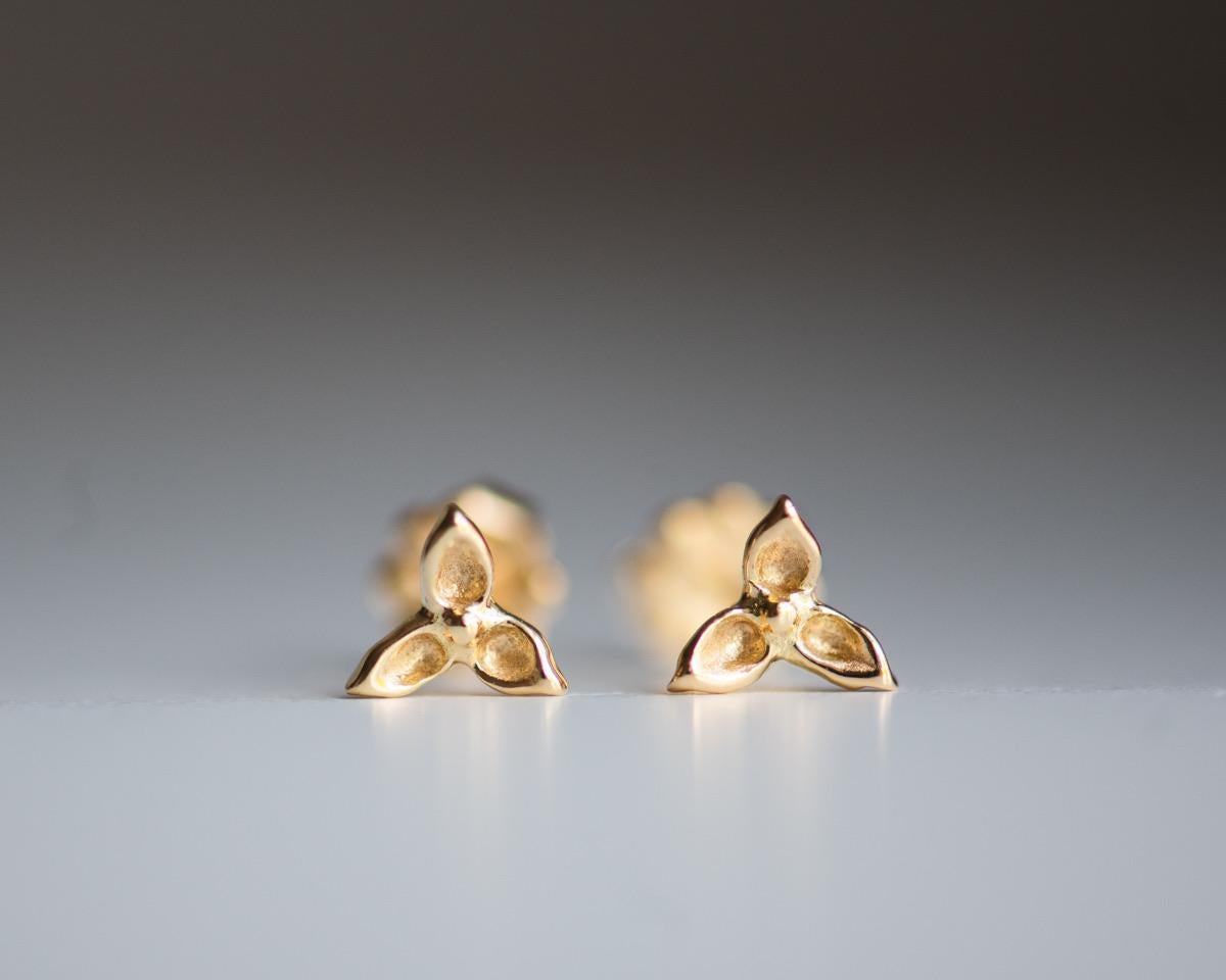 Women's or Men's 18K Gold Trillium Earrings For Sale