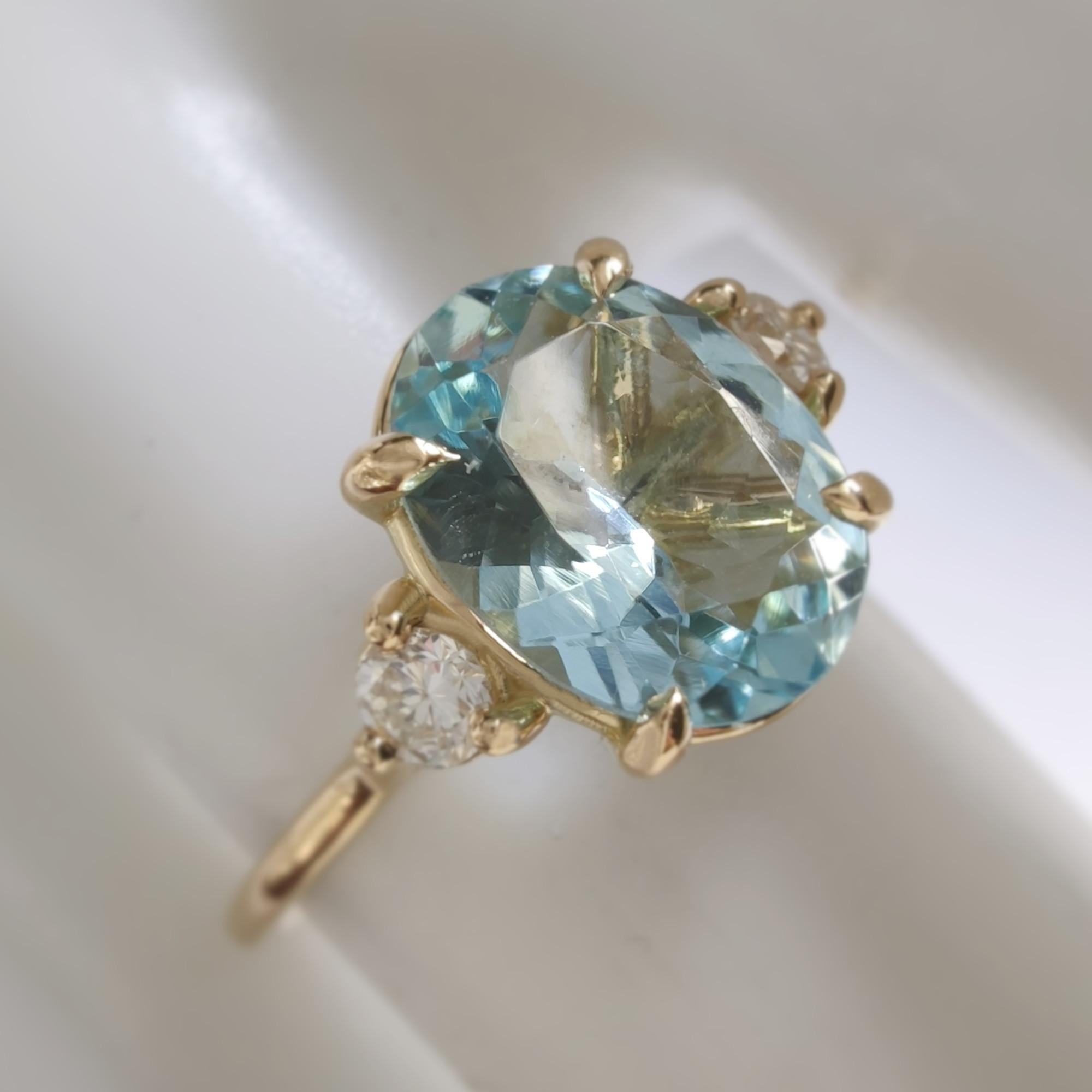 Discover elegance with our 18K Gold Trilogy Ring, featuring a stunning 1.36ct oval aquamarine and two brilliant diamonds. Perfect blend of luxury and style.

TECHNICAL DETAIL
Aquamarine
Cut: Emerald
Dimensions: 0.354 x 0.270 x 0.149 Ins
Carat