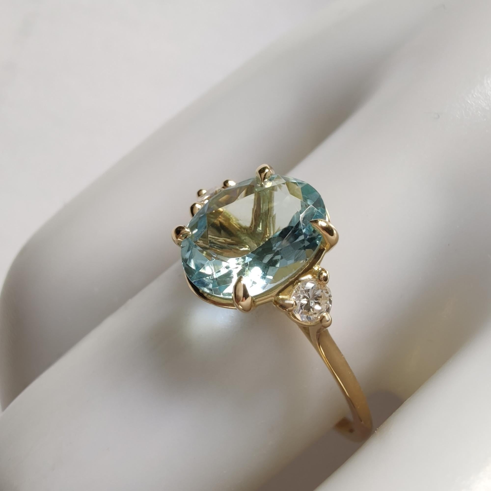 Contemporary Flash sale -18K Gold Trilogy Ring: 1.36ct Oval Aquamarine & Diamonds For Sale