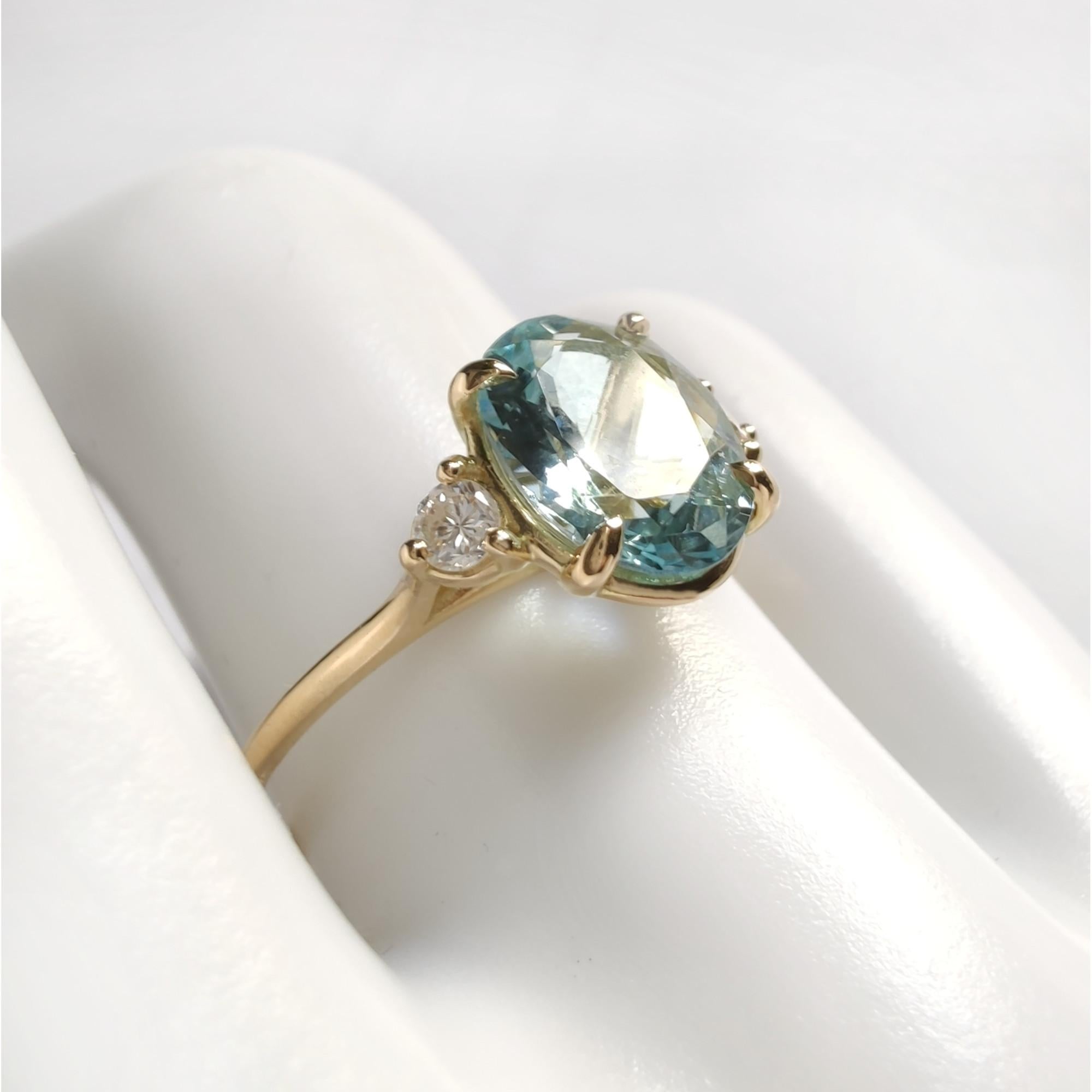 Flash sale -18K Gold Trilogy Ring: 1.36ct Oval Aquamarine & Diamonds In New Condition For Sale In MADRID, ES