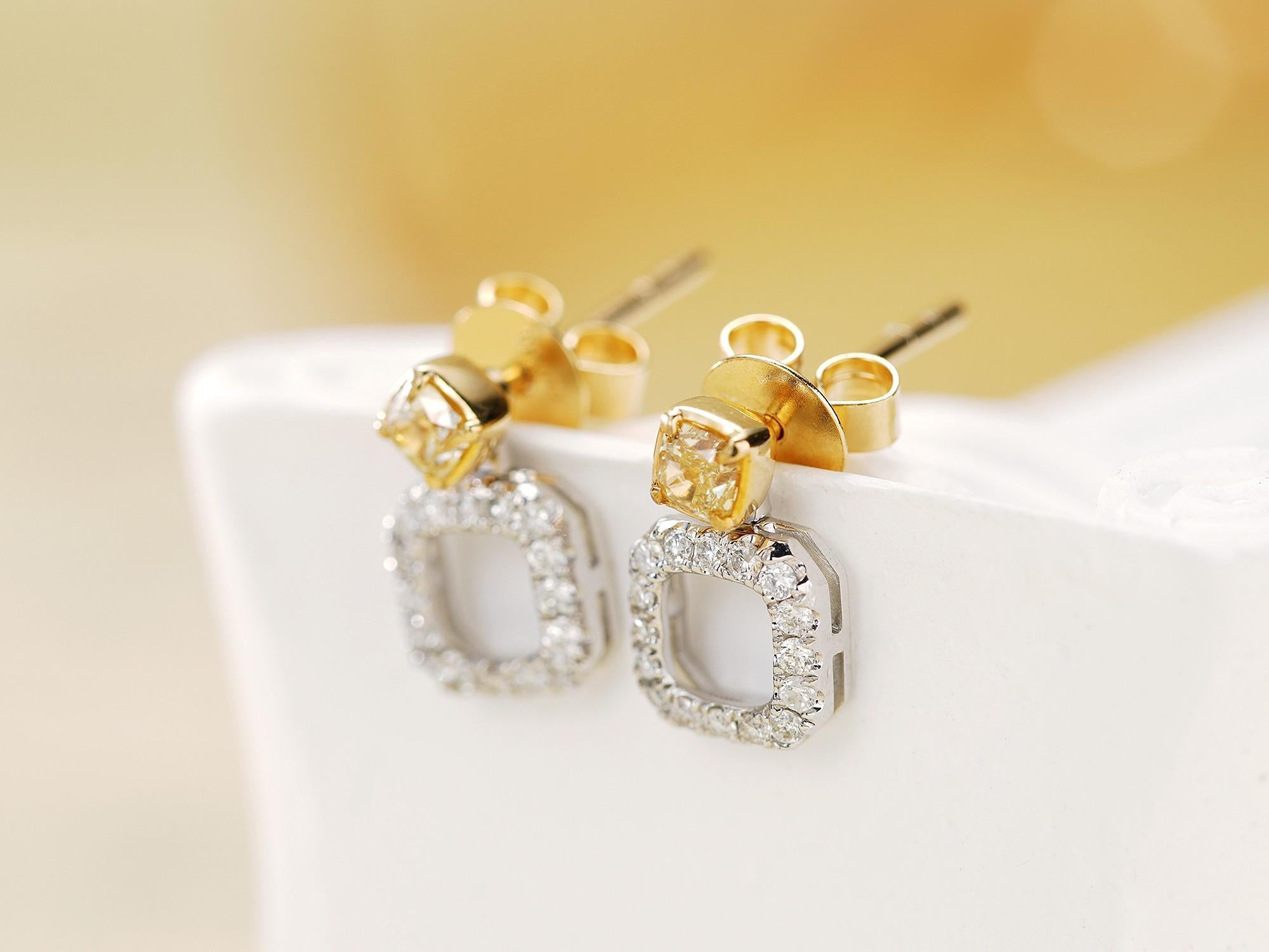 Pierre principale : Diamant jaune naturel, 0.24ct (taille coussin)
Pierres latérales : Diamants jaunes naturels, 0.16ct
Poids total : 1.52 g
Sophistiquées et audacieuses, ces boucles d'oreilles à trois bandes sont ornées de diamants jaunes taille