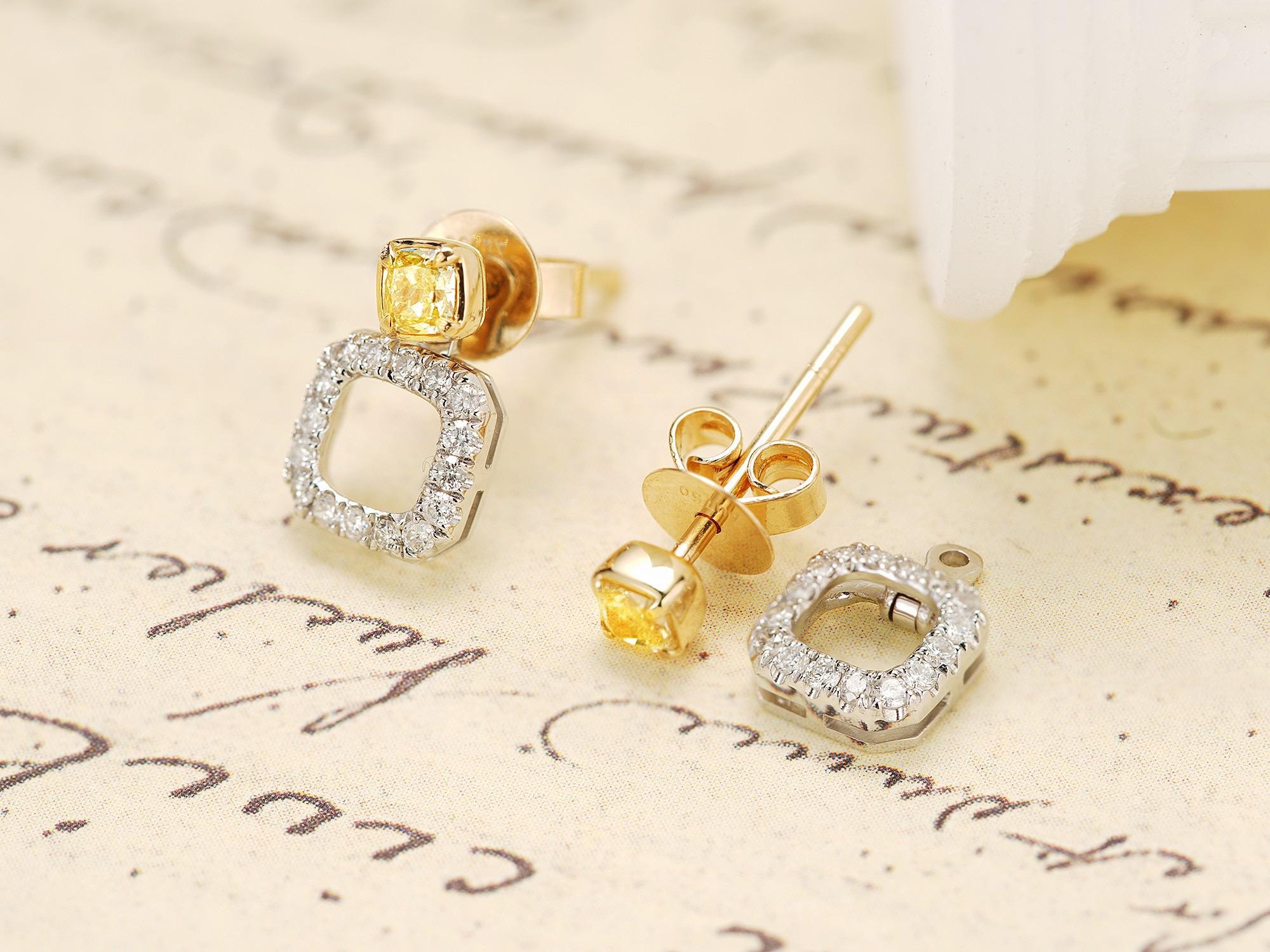 Taille coussin Clous d'oreilles coussin à trois anneaux en or 18 carats avec diamants jaunes naturels en vente