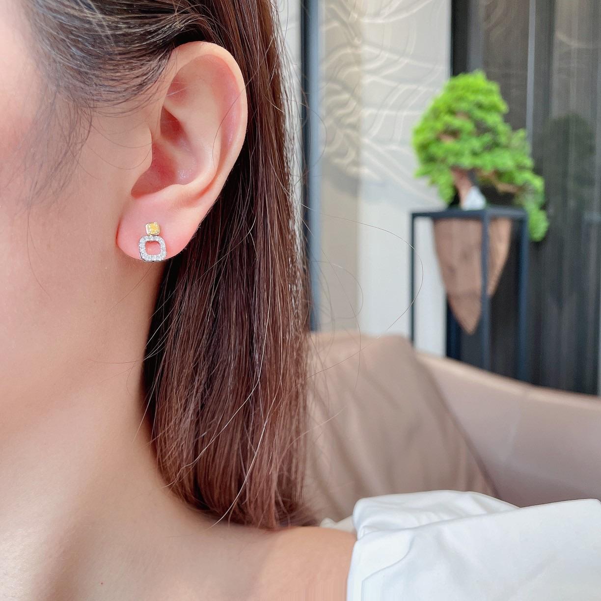 Clous d'oreilles coussin à trois anneaux en or 18 carats avec diamants jaunes naturels Neuf - En vente à Hong Kong, HK