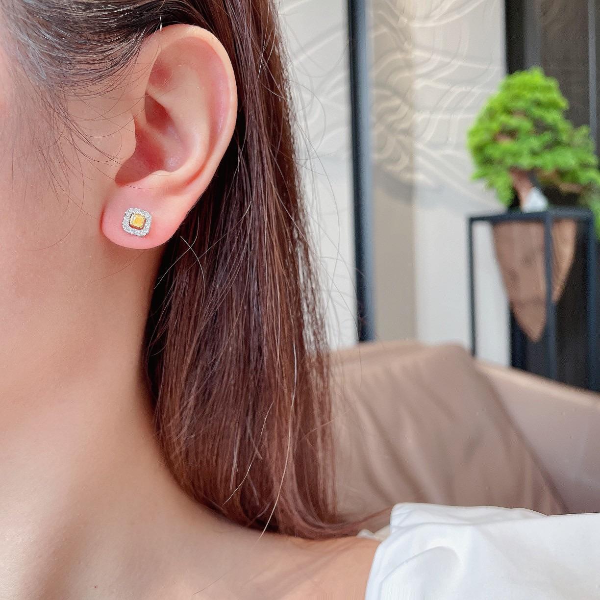 Clous d'oreilles coussin à trois anneaux en or 18 carats avec diamants jaunes naturels Pour femmes en vente