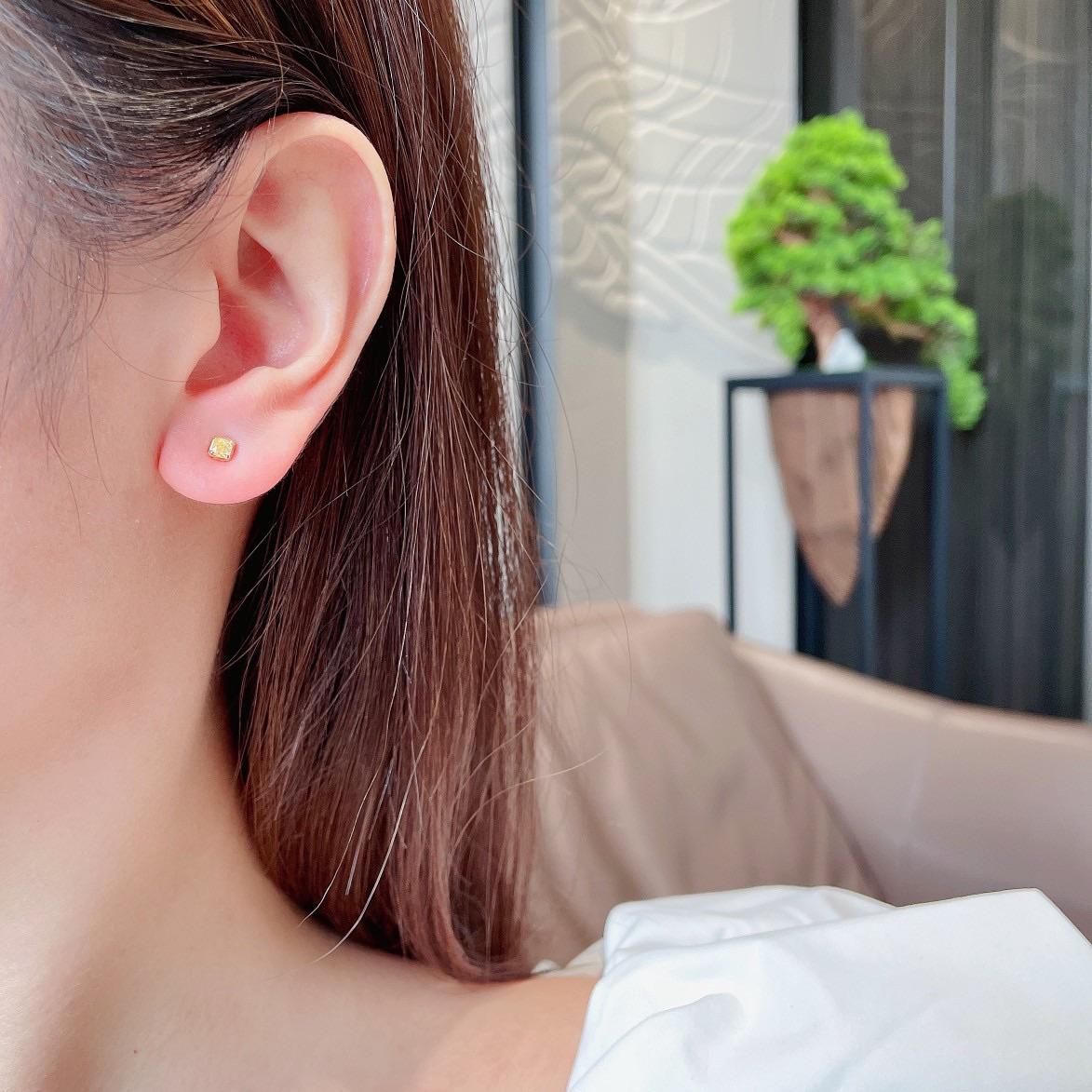 Clous d'oreilles coussin à trois anneaux en or 18 carats avec diamants jaunes naturels en vente 1