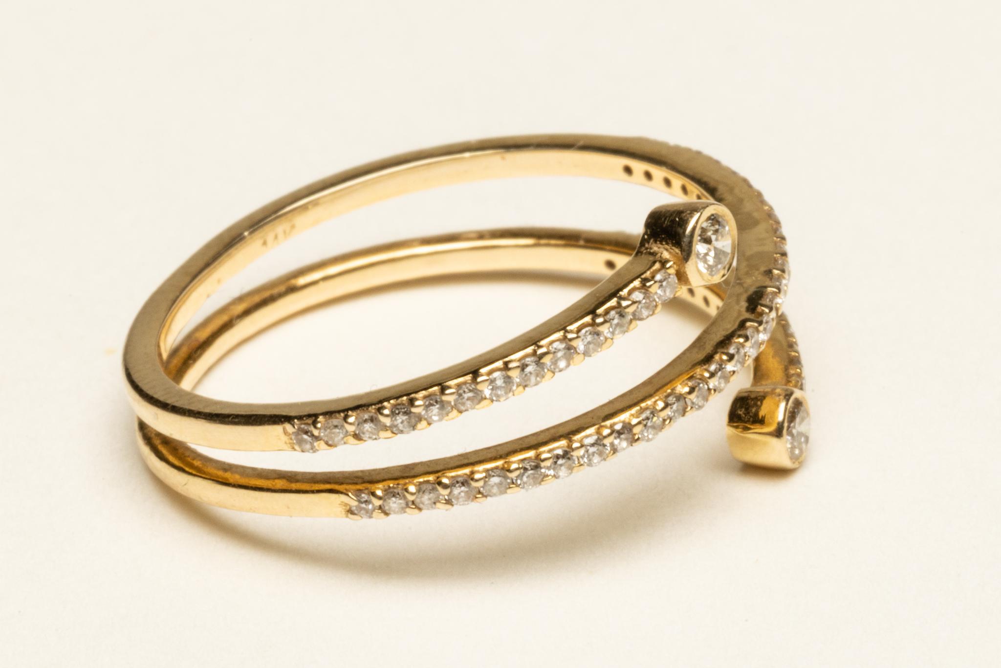 Taglio rotondo Fascia tripla in oro 18K con diamanti incastonati in vendita