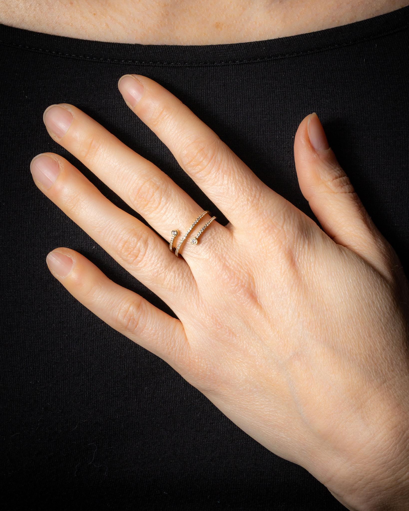 Fascia tripla in oro 18K con diamanti incastonati In condizioni ottime in vendita a Nantucket, MA