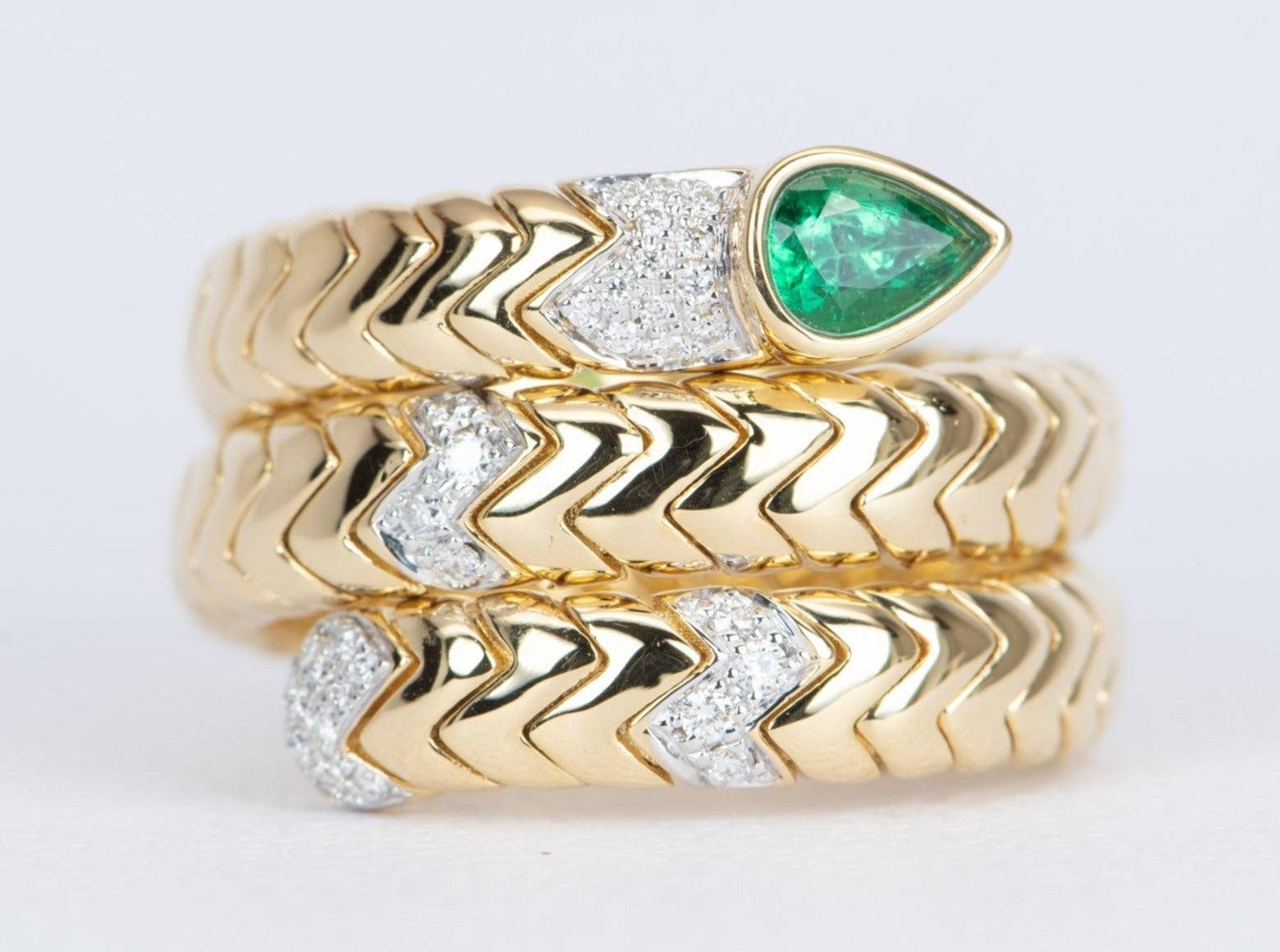 ♥ Solid 18k yellow gold Tubogas snake coil ring with a emerald head and diamond accent
♥ Gorgeous green color!
♥ The item measures 14.6 mm in length, 17.7 mm in width, and stands 2.5 mm from the finger

♥ US Size 8 ( this ring is not resizable)
♥