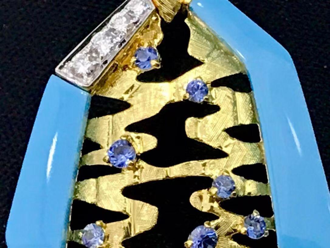 18K Gold Turquoise & Diamond Drop Earrings

Turquoise - 4.28 CT
Diamonds & Blue Sapphires

Total Weight - 7.64 GM