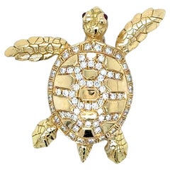 Spilla/pendente a forma di tartaruga in oro 18K con rubini e diamanti