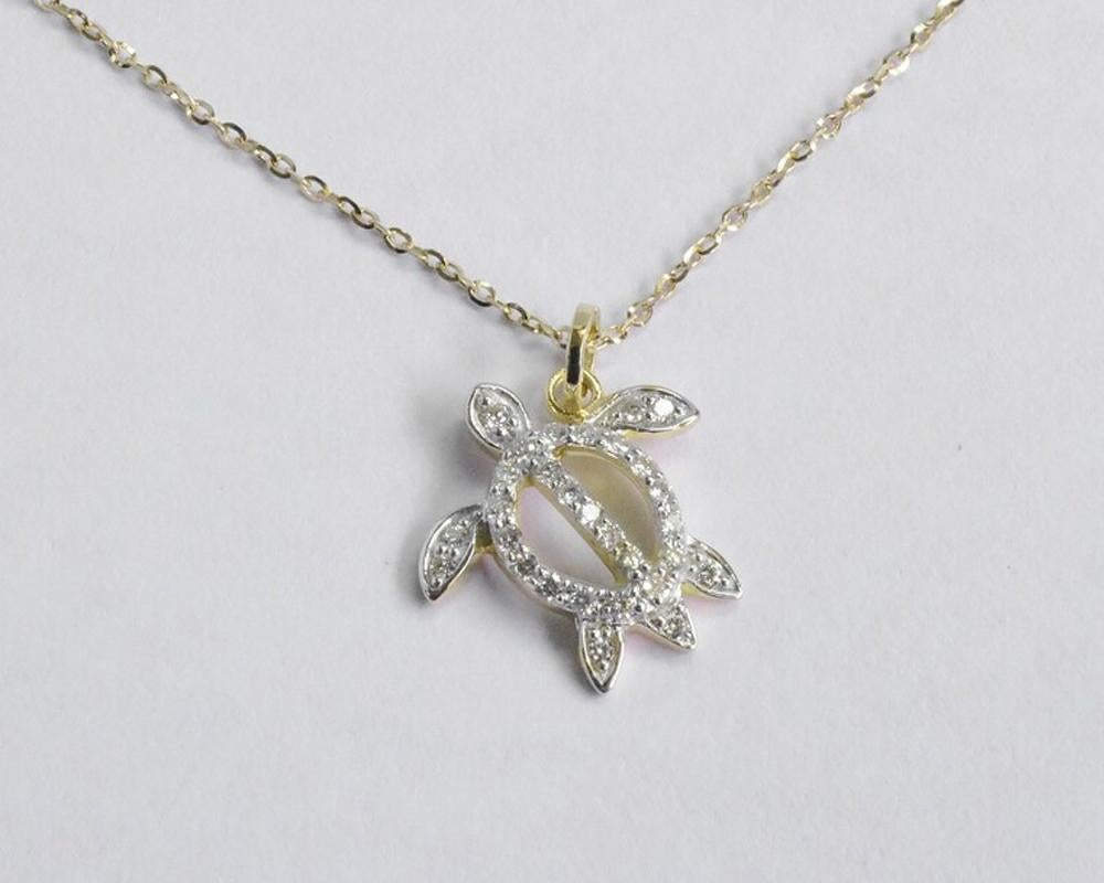 Moderne Collier à breloques tortue Lucky Turtle Diamond Pendentif en or 18 carats en vente