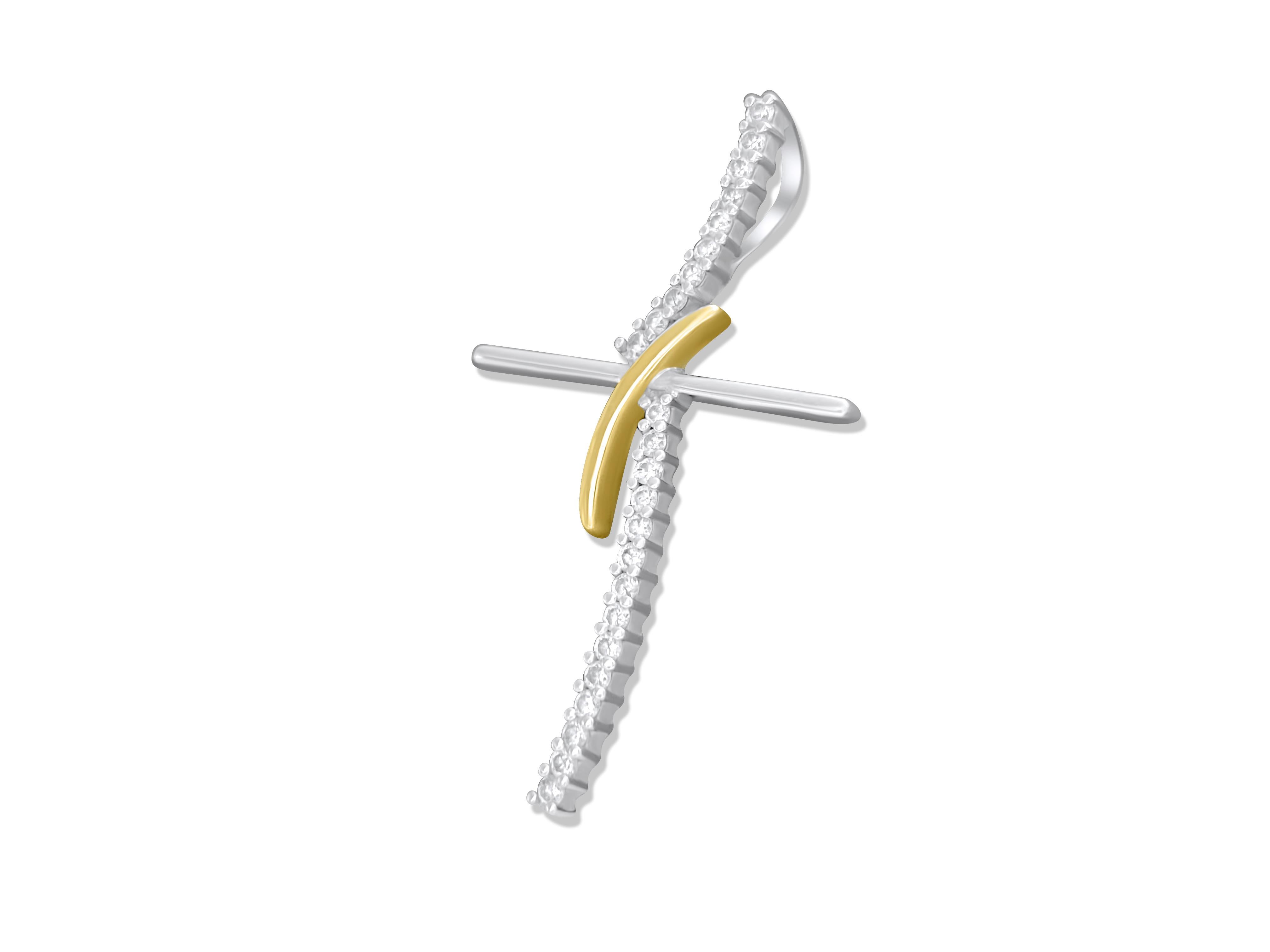 Prova un'eleganza divina con la nostra Croce di diamanti bicolore, realizzata in lussuoso oro bianco e giallo a 18 carati. Adornata da scintillanti diamanti da 0,80 carati con purezza VS e colore G, questa croce emana brillantezza e raffinatezza.