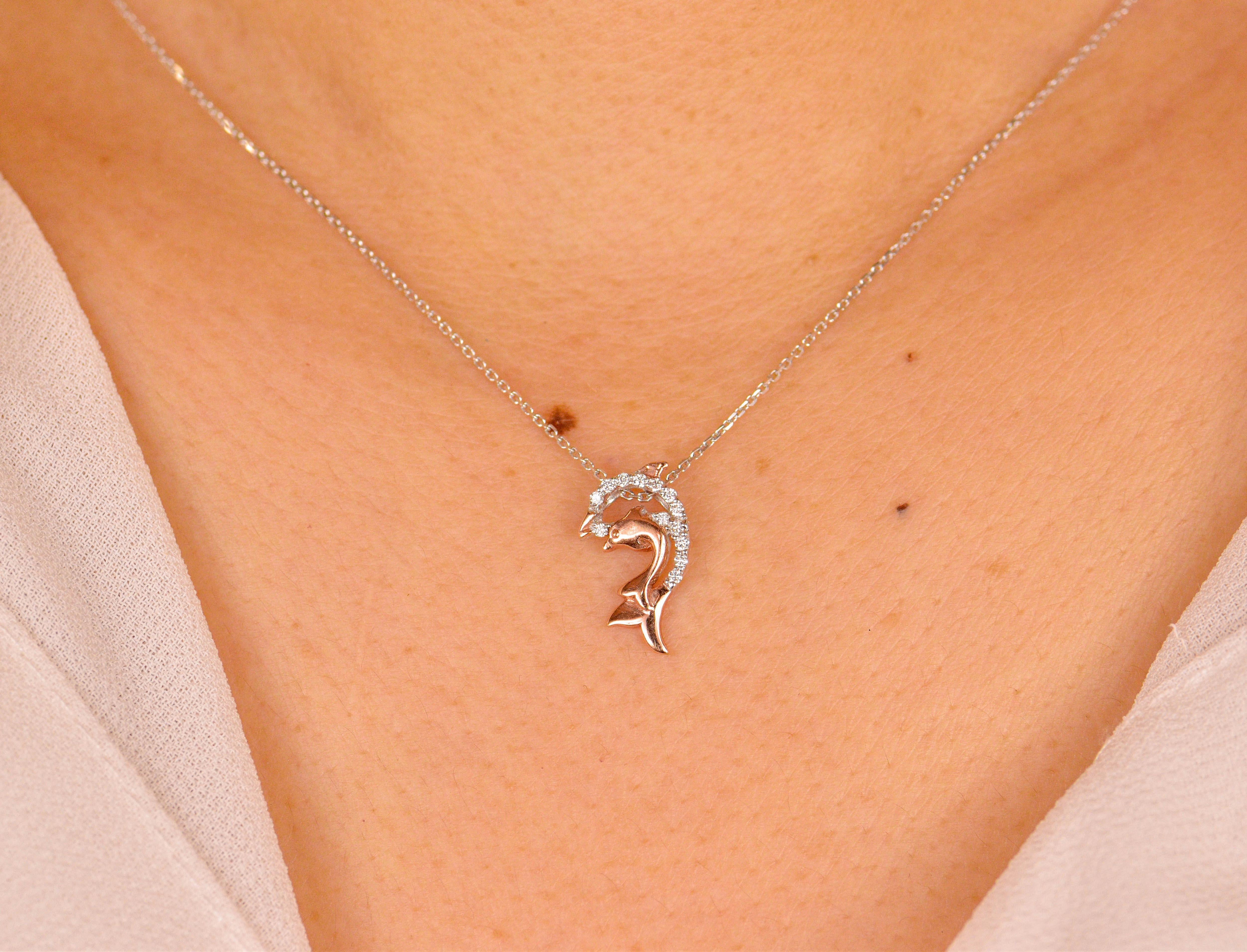 Collana in oro 18k con diamanti bicolore e ciondolo a forma di delfino dell'oceano in vendita 7