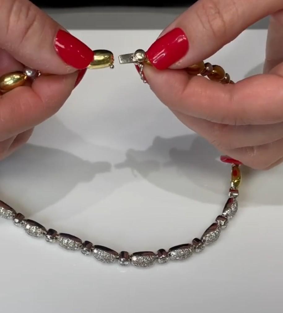 Collana bicolore in 18K con diamanti incastonati e pavé in vendita 2