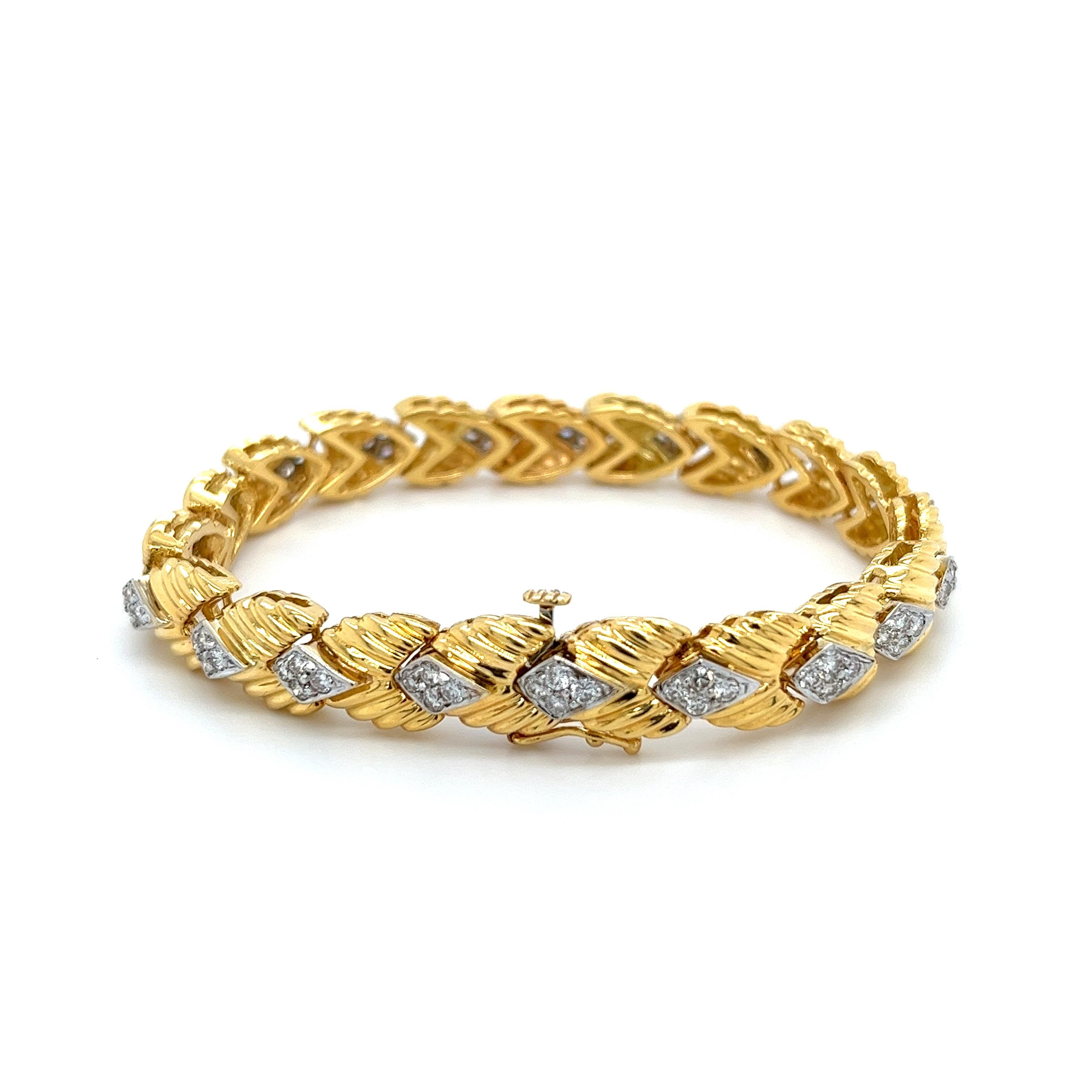 18 Karat Gold zweifarbiges dreifarbiges Vintage-Dreieck-Gliederarmband mit 1,30 Karat runden Diamanten (Art déco) im Angebot