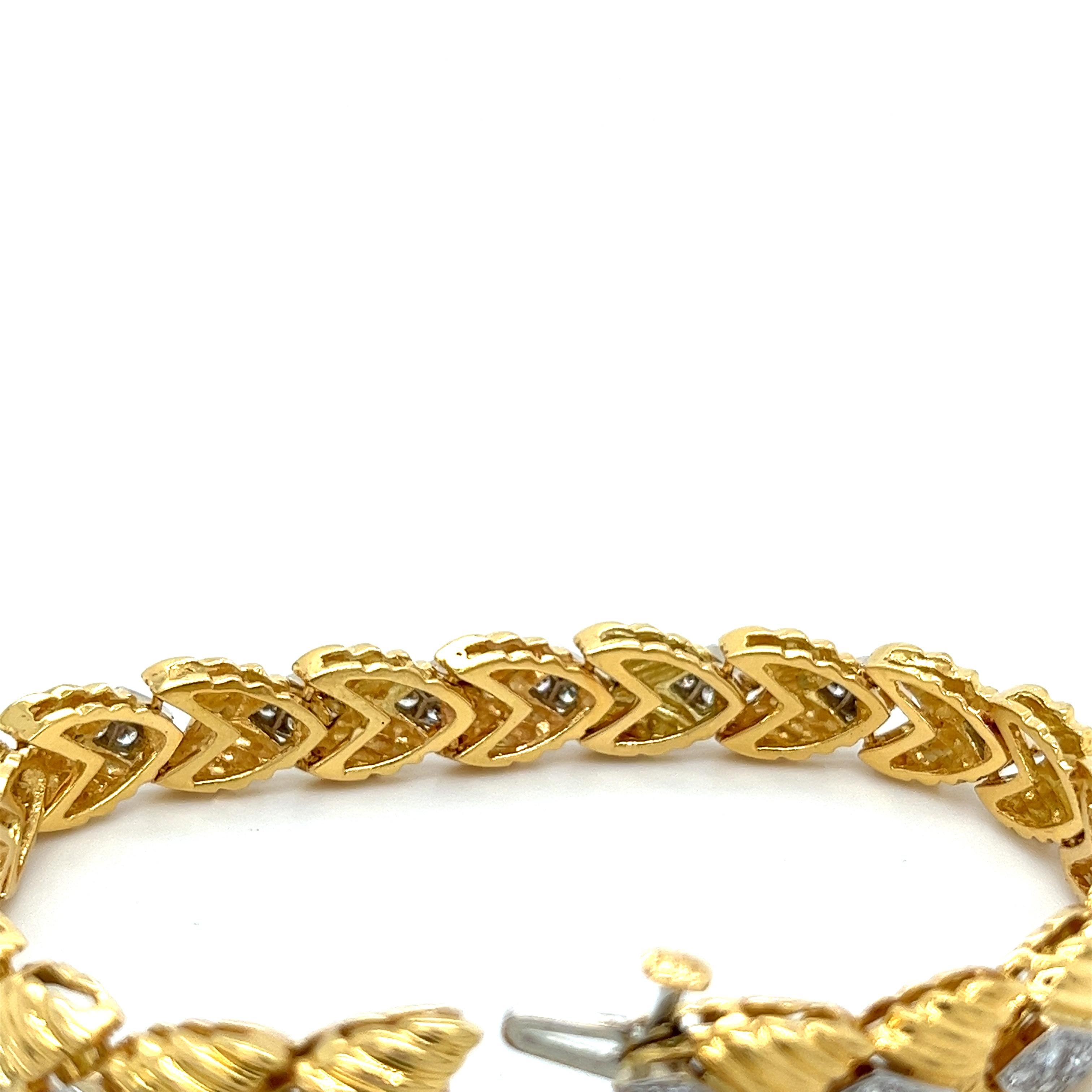 18K Gold Two Tone Vintage Triangle Link Bracelet with 1.30CTW in Round Diamonds In Excellent Condition For Sale In Miami, FL