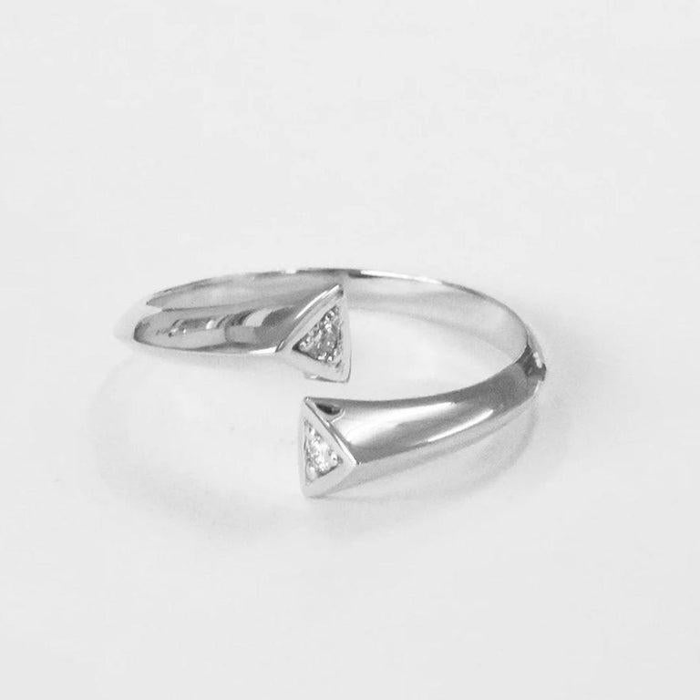 Im Angebot: 18 Karat Gold Einzigartiger minimalistischer Diamantring mit Diamanten () 6