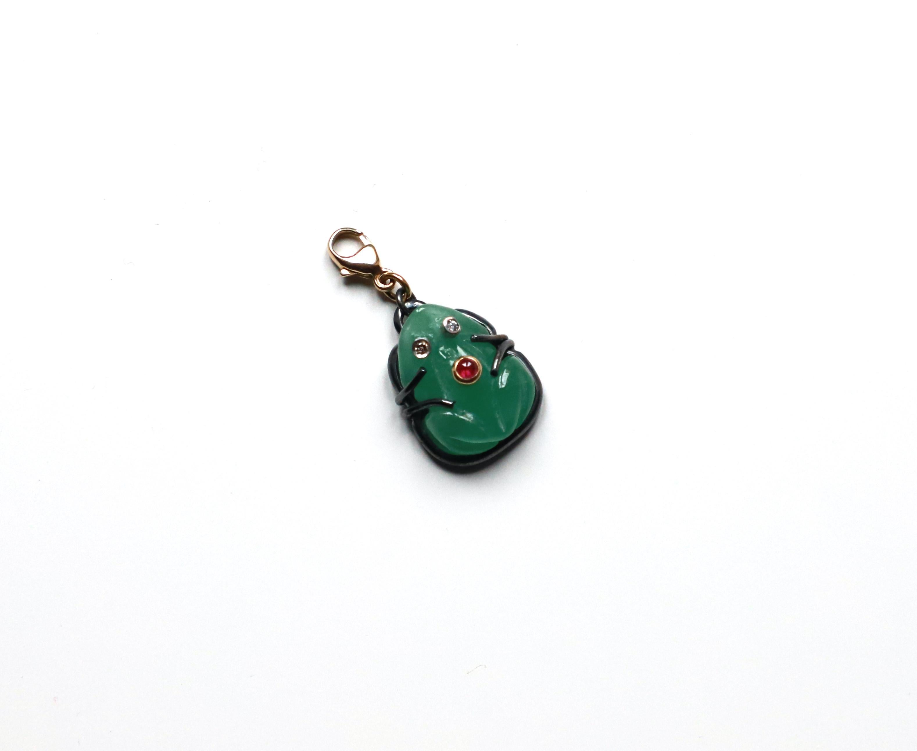 Rossella Ugolini Design Collection. This charming 18k yellow Gold pendant features a beautiful green Jadeite Jade frog, whose sparkling White Diamond eyes and stunning round cut red Ruby center make it truly stand out. 
It is a unisex piece that can