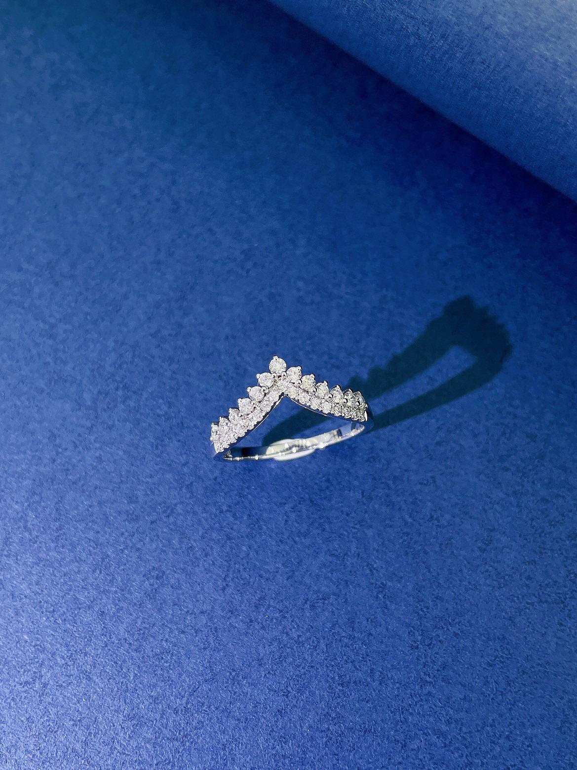 Diseño elegante y regio - Este exquisito anillo de oro de 18 quilates presenta un llamativo diseño de doble hilera en forma de V inspirado en una corona real, que simboliza la sofisticación y la belleza atemporal. Adornado con deslumbrantes