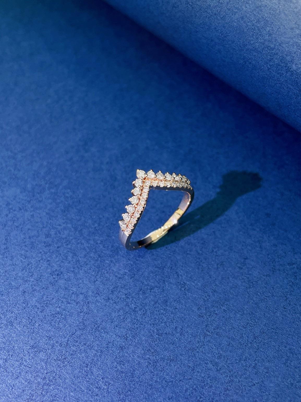 Anillo Corona Doble Fila en V de Oro de 18 K y Diamantes Naturales(Ajustable) Moderno en venta