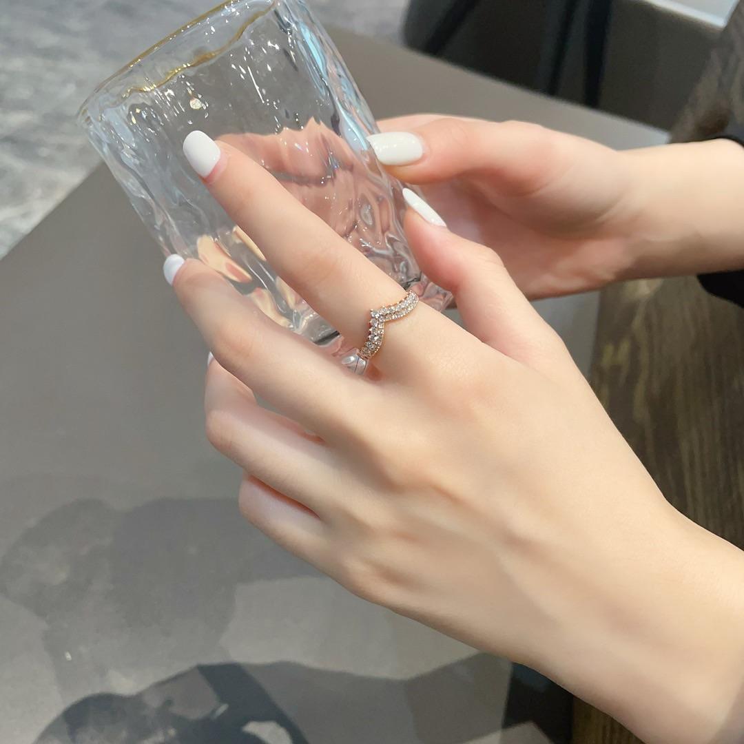 Anillo Corona Doble Fila en V de Oro de 18 K y Diamantes Naturales(Ajustable) en Nuevo estado para la venta en Hong Kong, HK