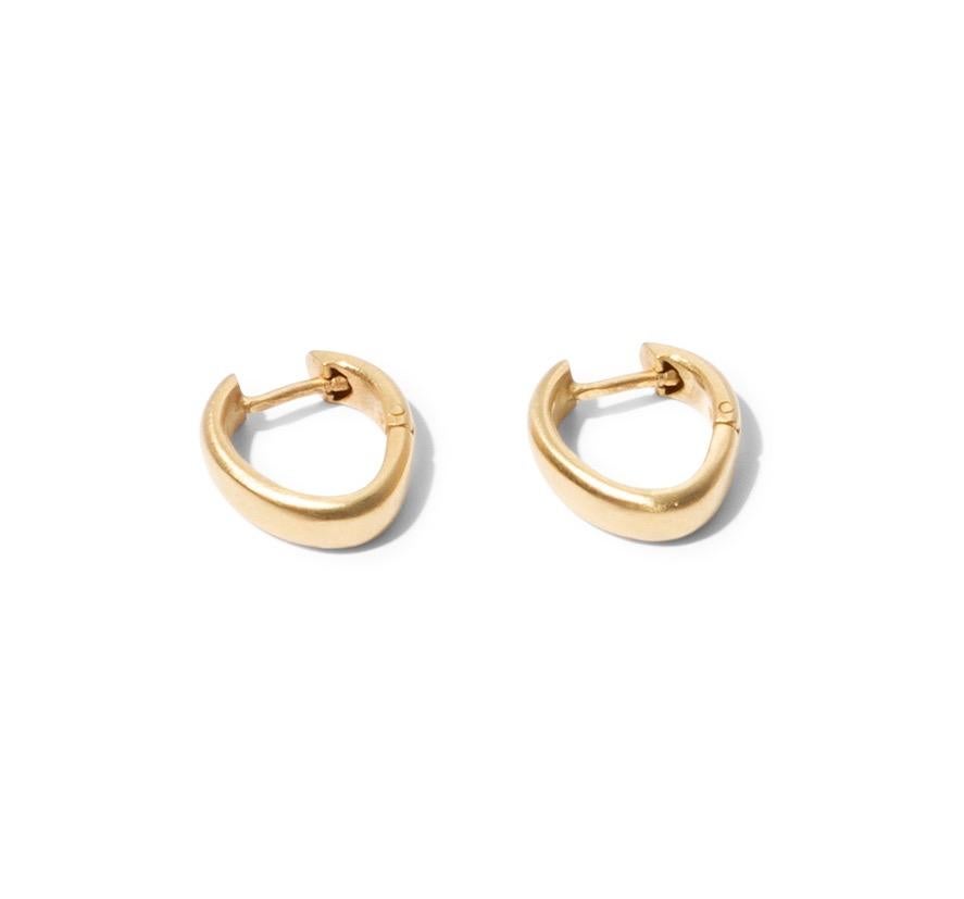 Cabochon Orecchini a cerchio a forma di V in oro 18k e gocce di ambra blu in vendita
