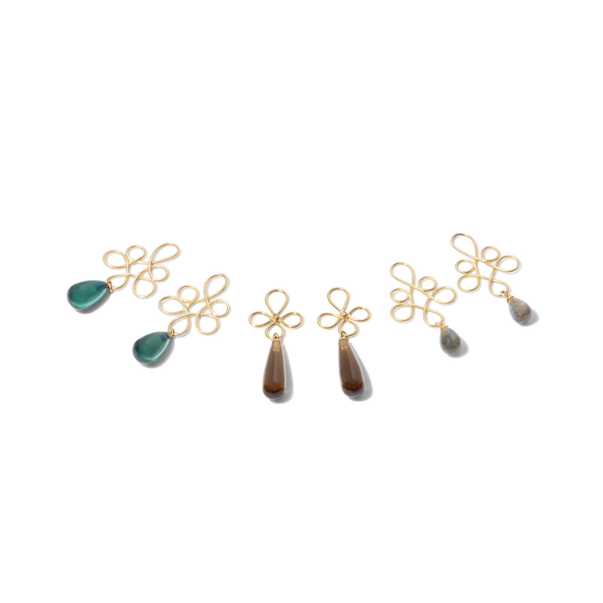 Orecchini a cerchio a forma di V in oro 18k e gocce di ambra blu in vendita 1