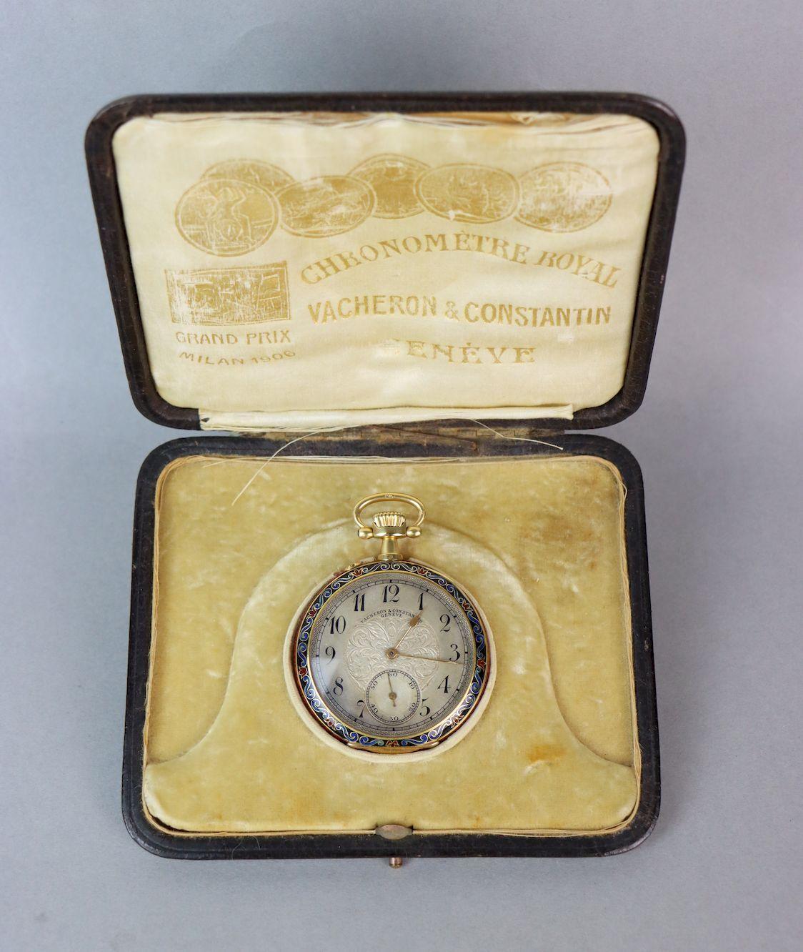 18 Karat Gold Vacheron & Constantin Geneve Emaille-Taschenuhr

Ungefähre Abmessungen:
2,5 Zoll (Länge)
39 mm (Zifferblatt)
2,875 Zoll (Durchmesser)
71,2 Gramm Gewicht.