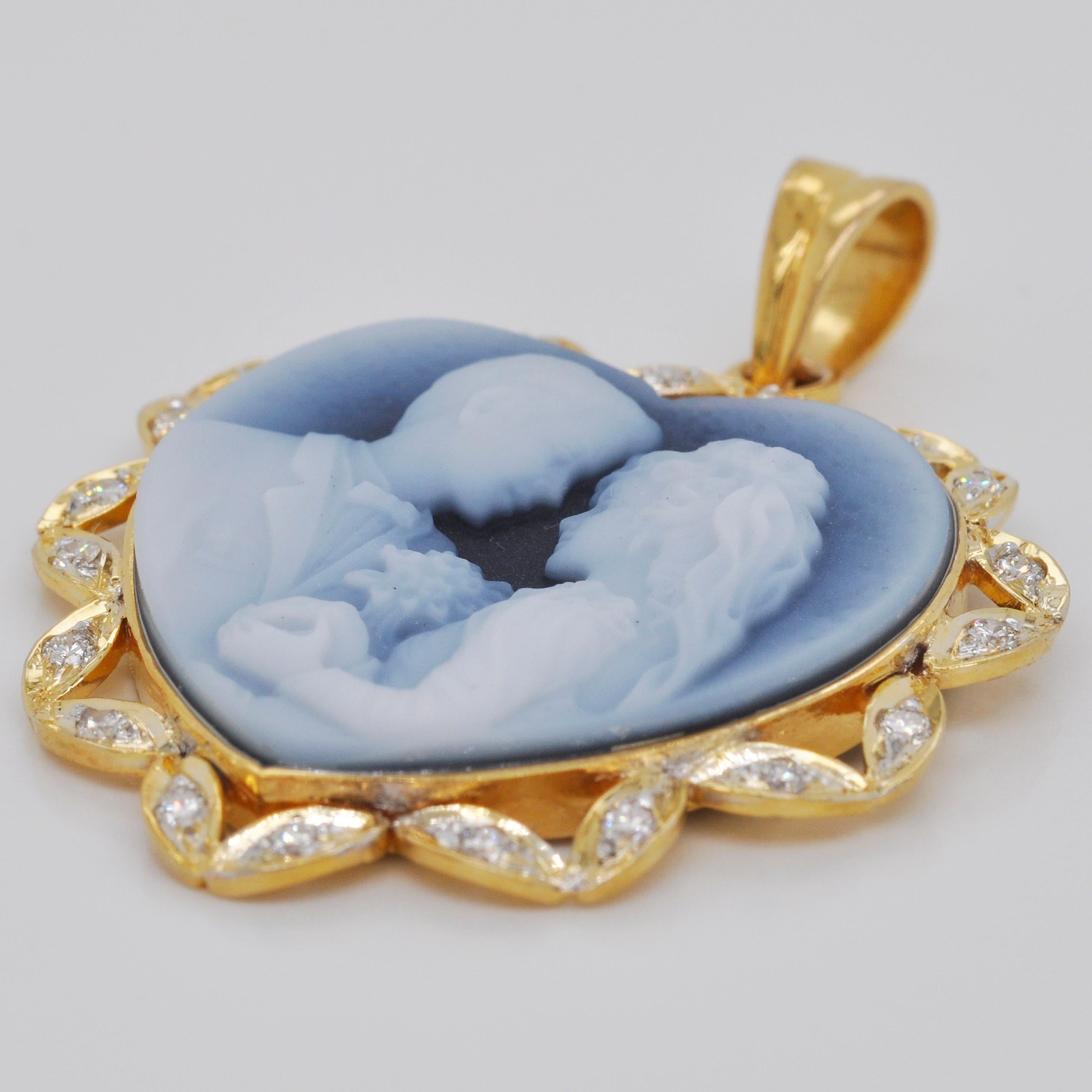 Taille cœur Collier pendentif Valentine en or 18 carats avec deux camées en agate sculptées à la main en vente