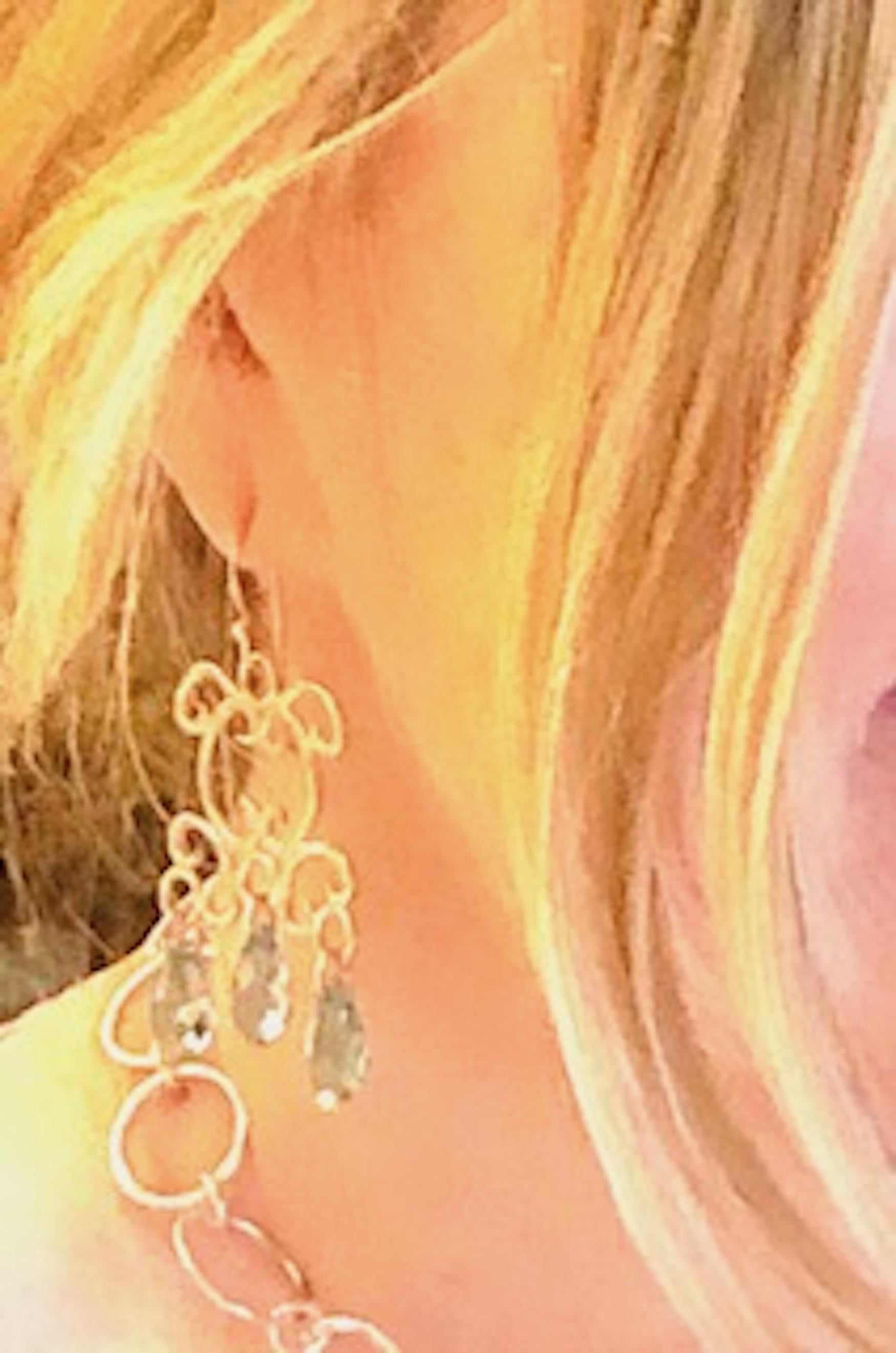 Les boucles d'oreilles lustre en or vermeil 18k avec des cristaux Swarovski roses, créées par Merideth McGregor, attirent le regard avec des pièces pendantes.  Également disponible en argent sterling, en or 18 carats et dans un éventail de couleurs