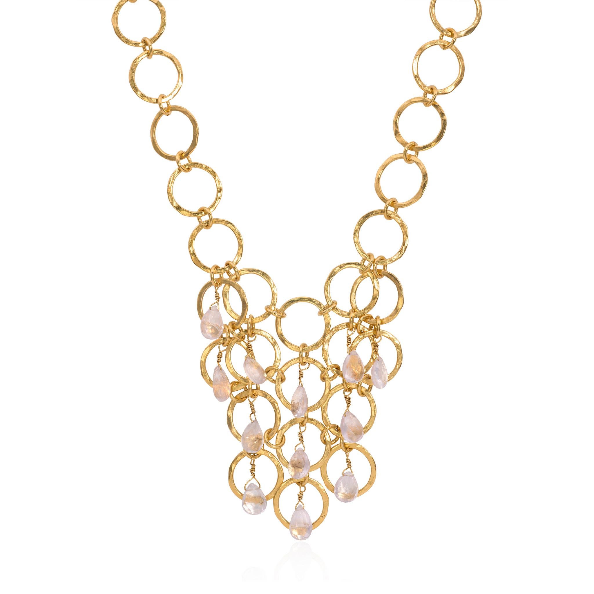 Gold Vermeil Multi Hoop Bib Halskette mit 13 Peridot Steinen. Das 18-karätige Gold wird über gehämmertes Sterlingsilber geschichtet.