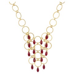 18 Karat Gold Vermeil Multi Hoop Bib Halskette mit roten Swarovski-Kristallen