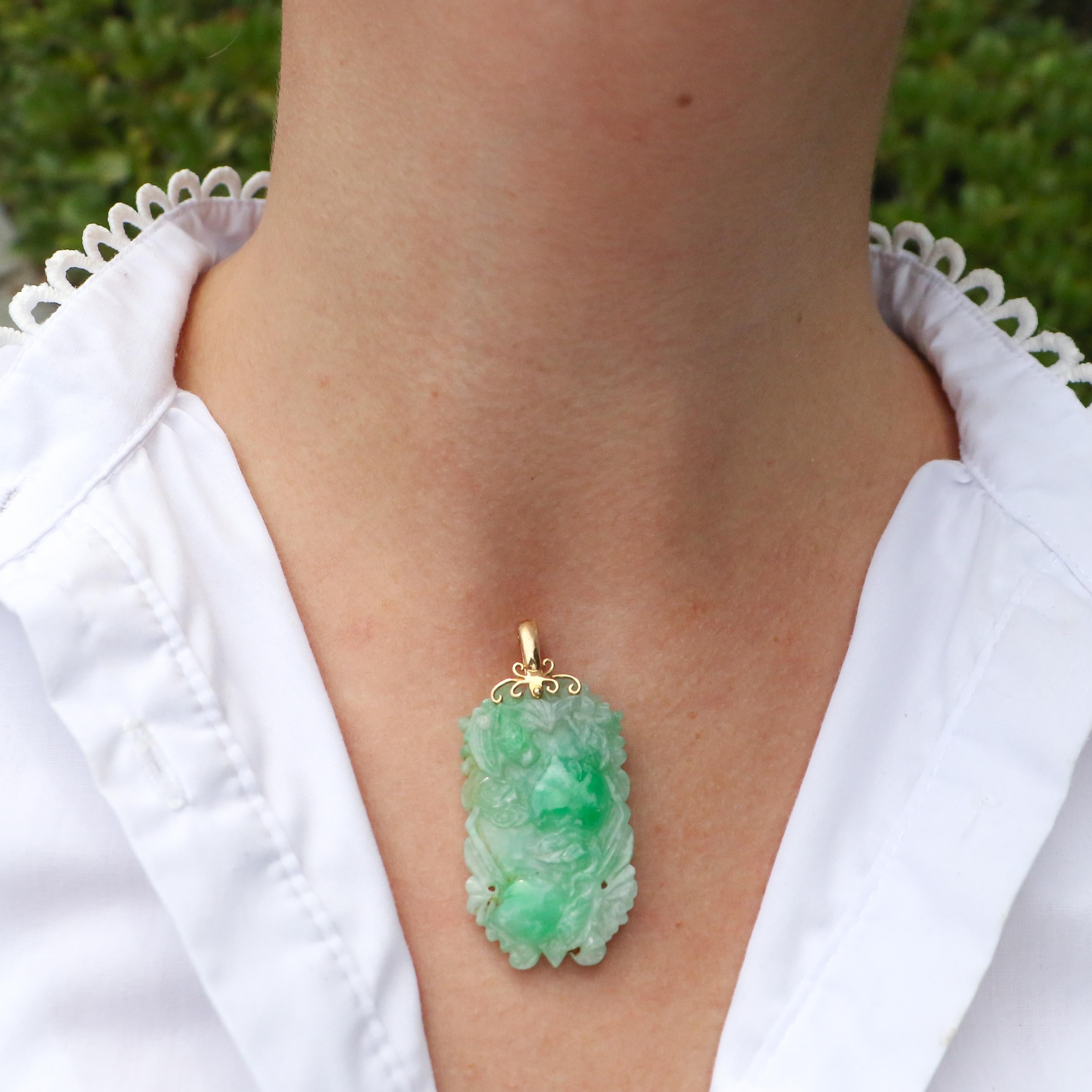 Abgesehen von der großen Vielfalt an Schmuckstücken, die wir zum Verkauf anbieten, zeigt dieser geschnitzte Jade-Anhänger die komplizierte Handwerkskunst, die bei der Schaffung von Stücken dieser Größenordnung zum Tragen kommt. Mit ihren subtilen