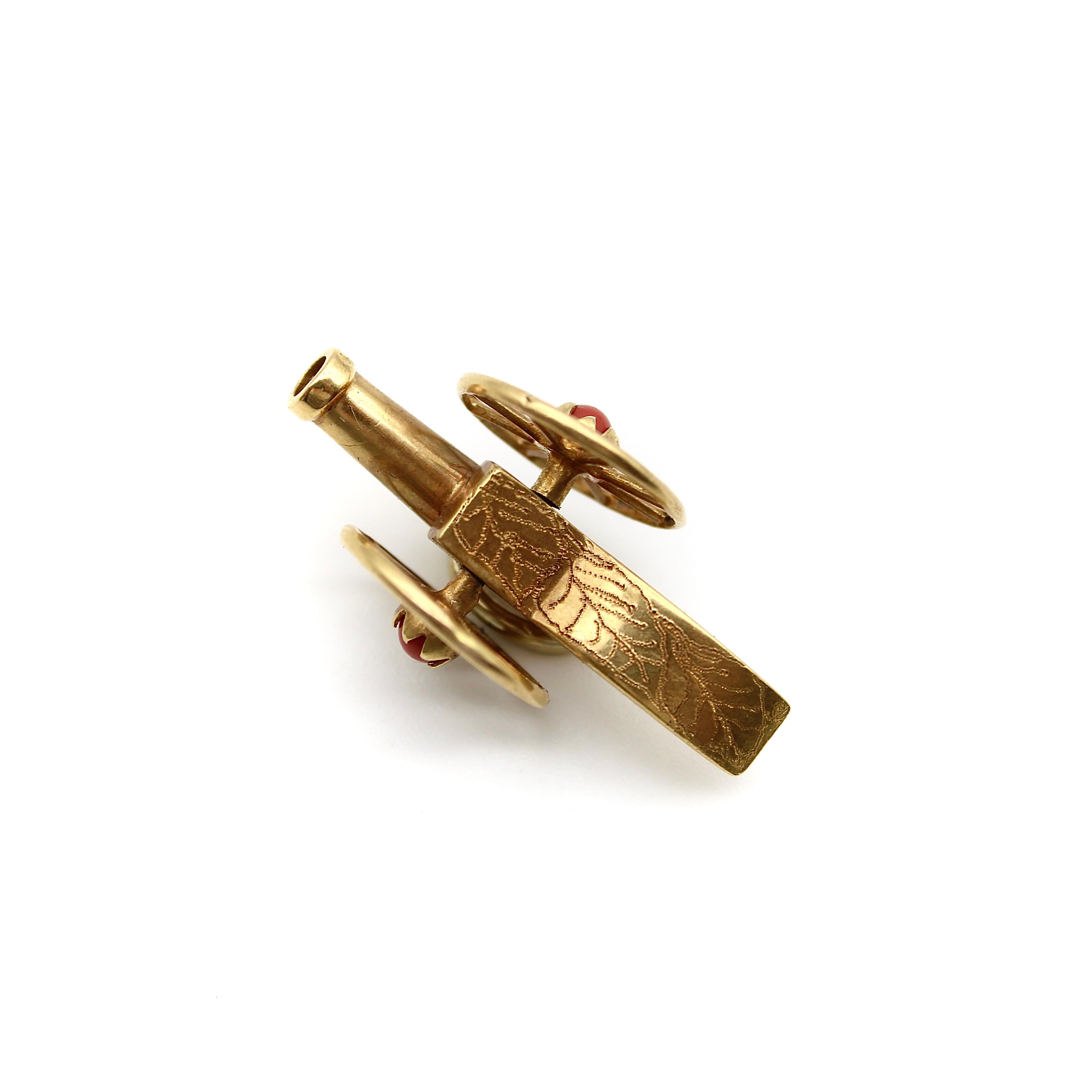 Charm in oro 18K con cannone articolato vittoriano e corallo In condizioni buone in vendita a Venice, CA
