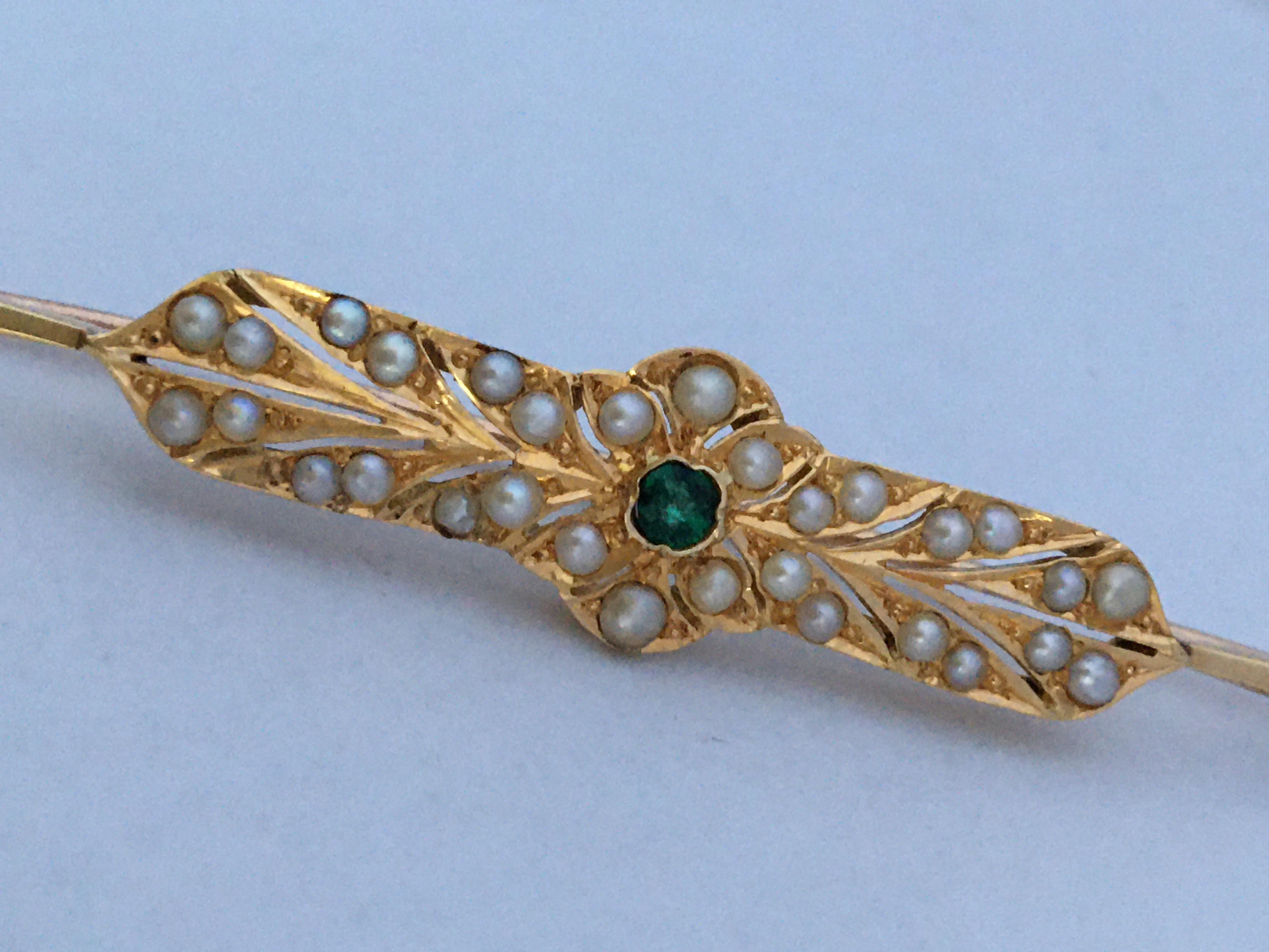 This very fine and beautifully handcrafted antique Victorian gold brooch embedded with 30 seeded pearls and a precious emerald on the centre. It measured 81mm long and 10mm wide (centre measurements) and weigh 5.9 grams. The pin is 9K gold (tested)