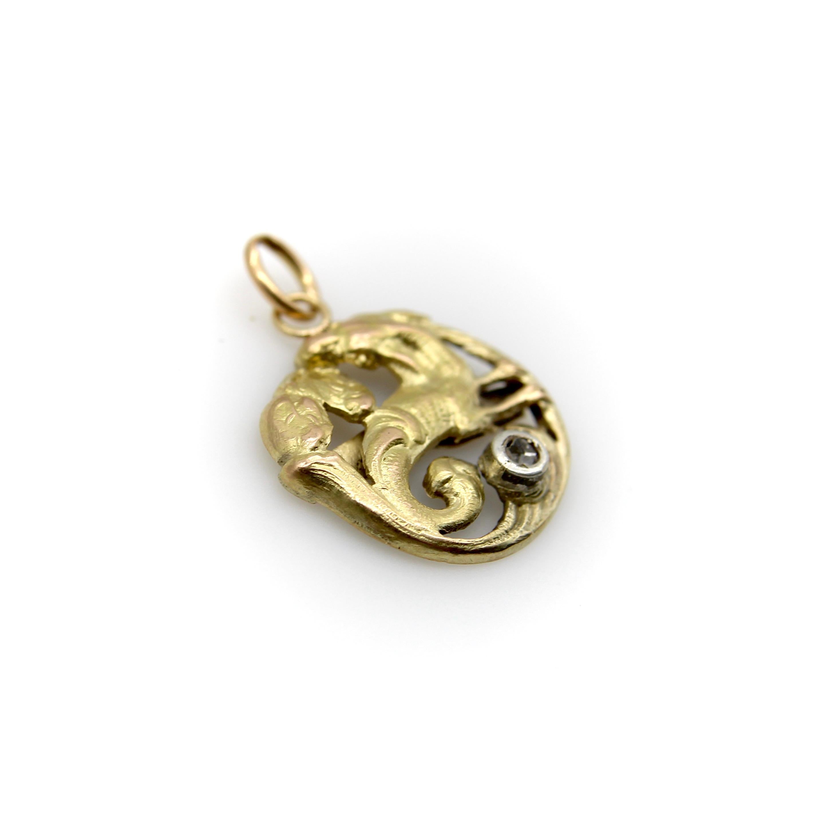 Dans ce pendentif victorien en or 18k, une créature mythique est logée dans un format rond entouré de feuilles. La créature a les sabots d'un cerf, les longues oreilles d'un lapin et la queue d'un poisson. En dessous, un diamant taille rose est