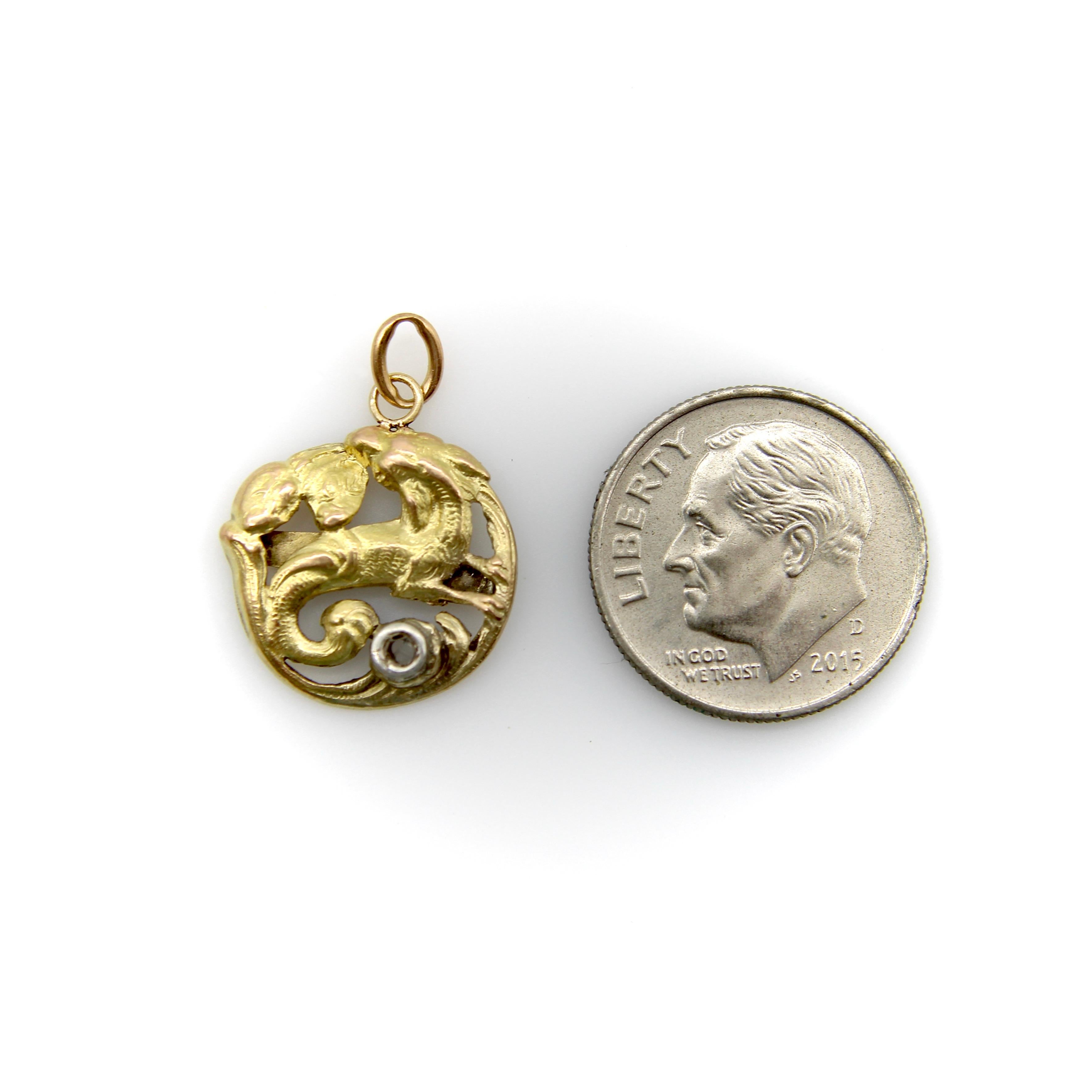 Taille rose Pendentif créature mythique victorienne en or 18K en vente