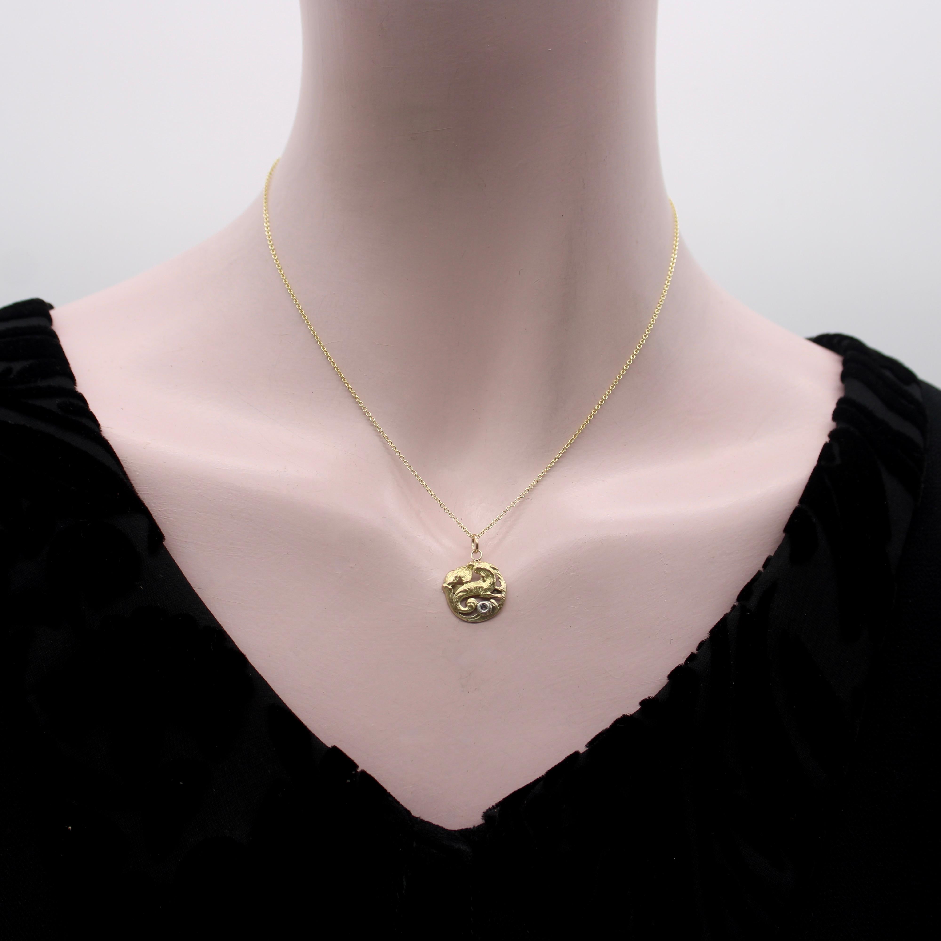 Pendentif créature mythique victorienne en or 18K en vente 2