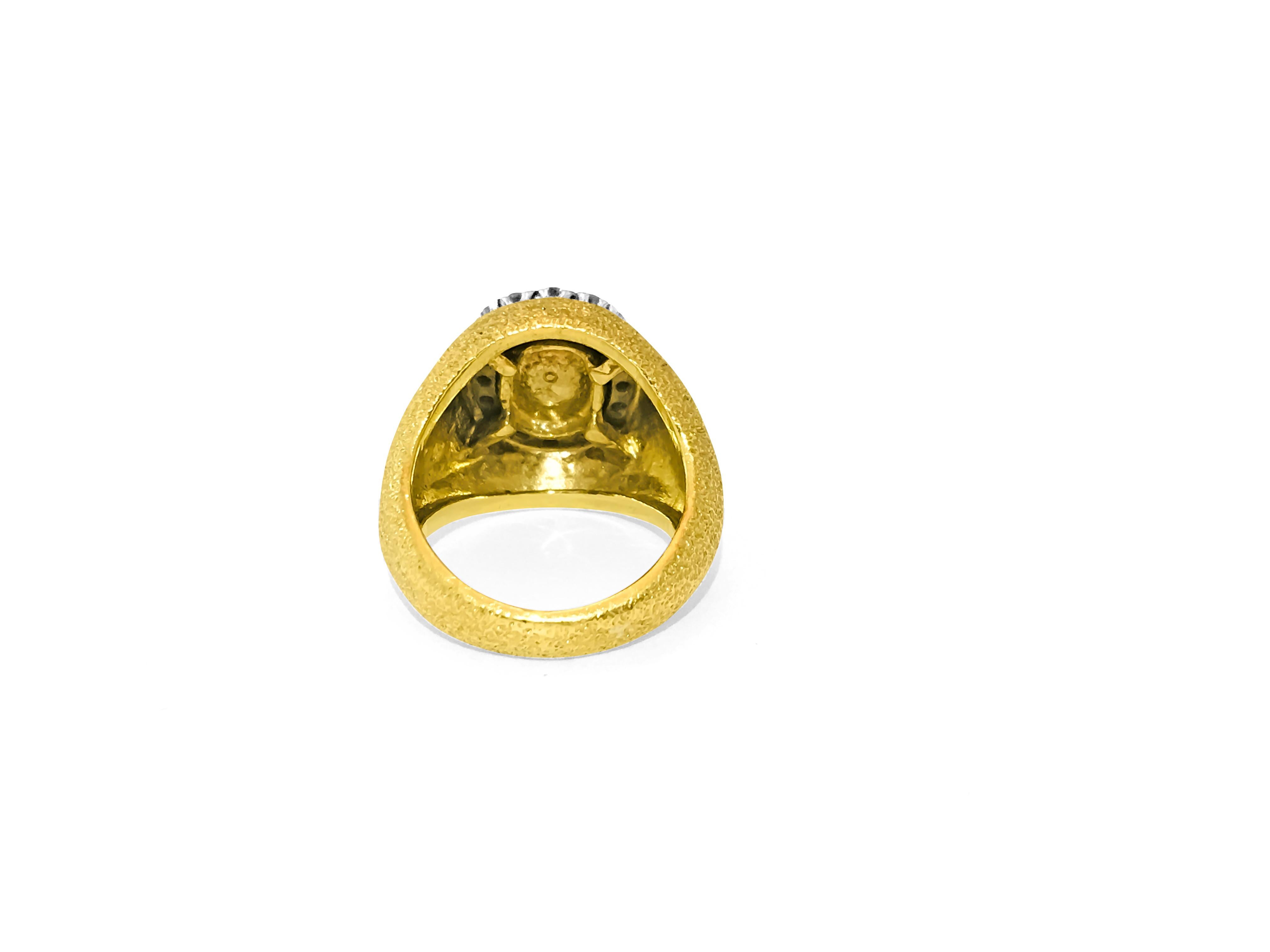 Dieser Ring im Vintage-Mogul-Stil besteht aus 18 Karat Gelbgold und ist mit einem ovalen kolumbianischen Smaragd von 2,5 Karat besetzt. Der Smaragd hat eine intensive grüne Farbe und einen außergewöhnlichen Glanz, der durch Diamanten der Farbe F und