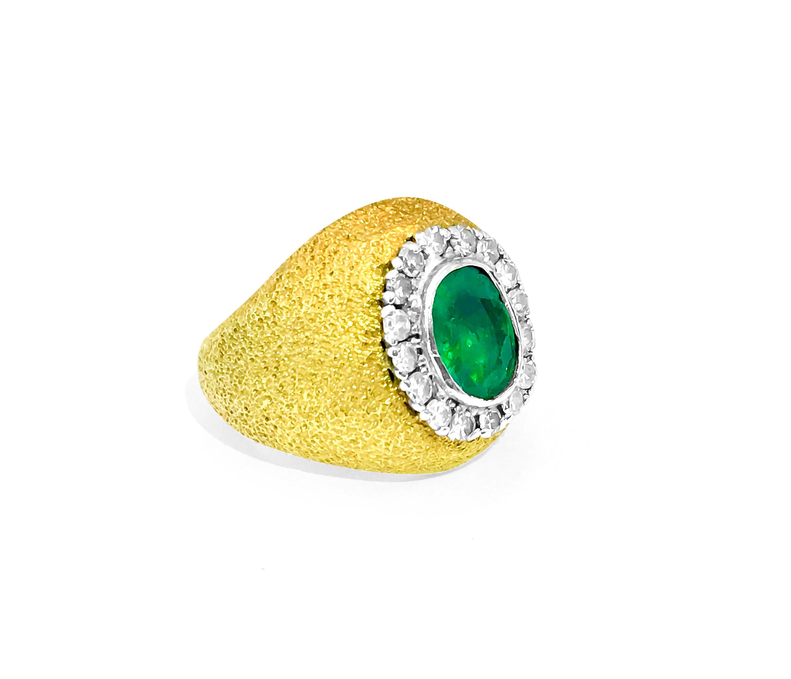 Oval Cut 18k Gold Vintage 2.5 ct Emerald And Diamond Ring For Sale