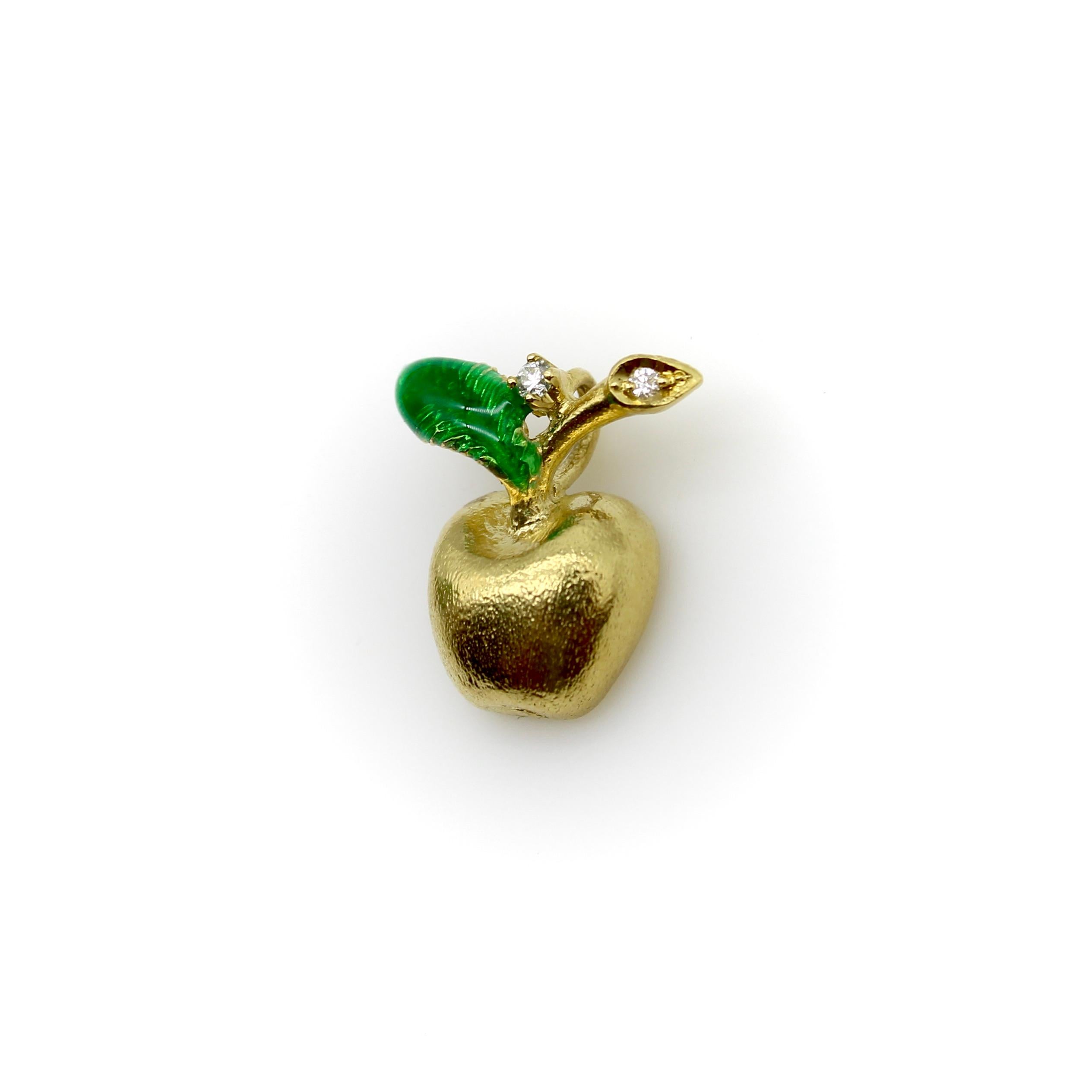 18K Gold Vintage Apple Diamond and Enamel Charm In Good Condition For Sale In Venice, CA